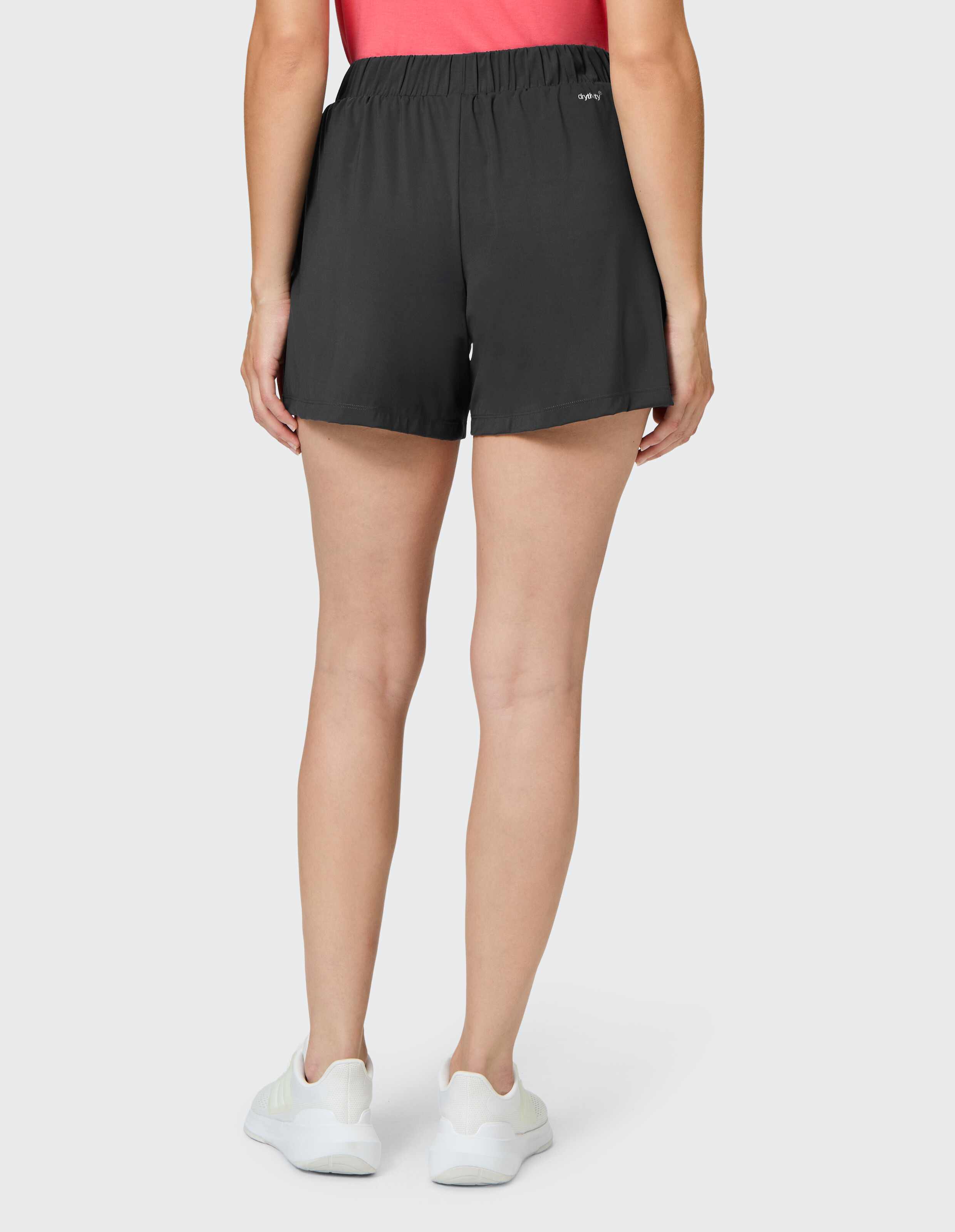 Rückansicht einer schwarzen Freizeitshorts mit elastischem Bund, perfekt zum Faulenzen oder Reisen.