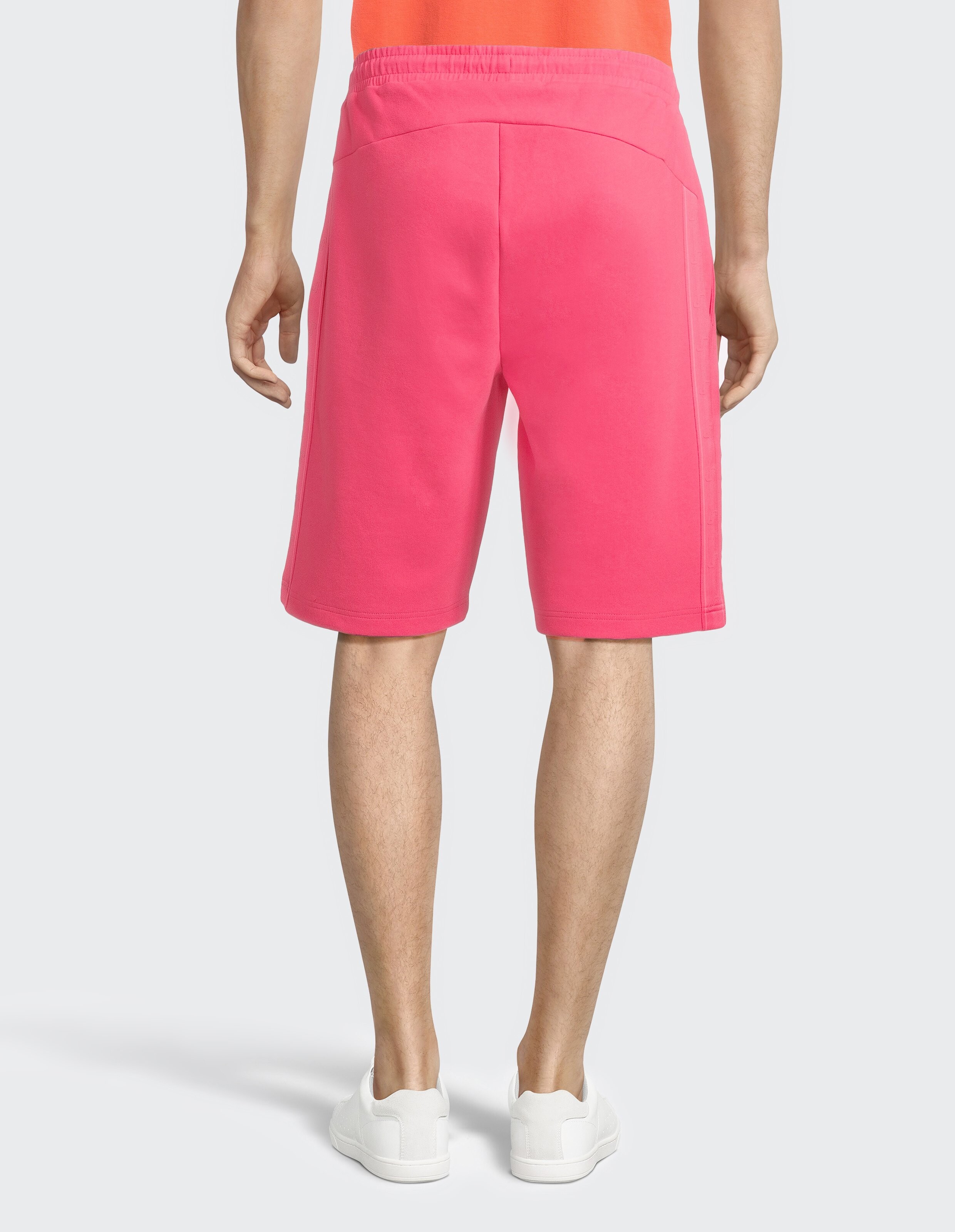 Rückansicht einer leuchtend rosa lässigen Lounge-Shorts mit elastischem Bund.