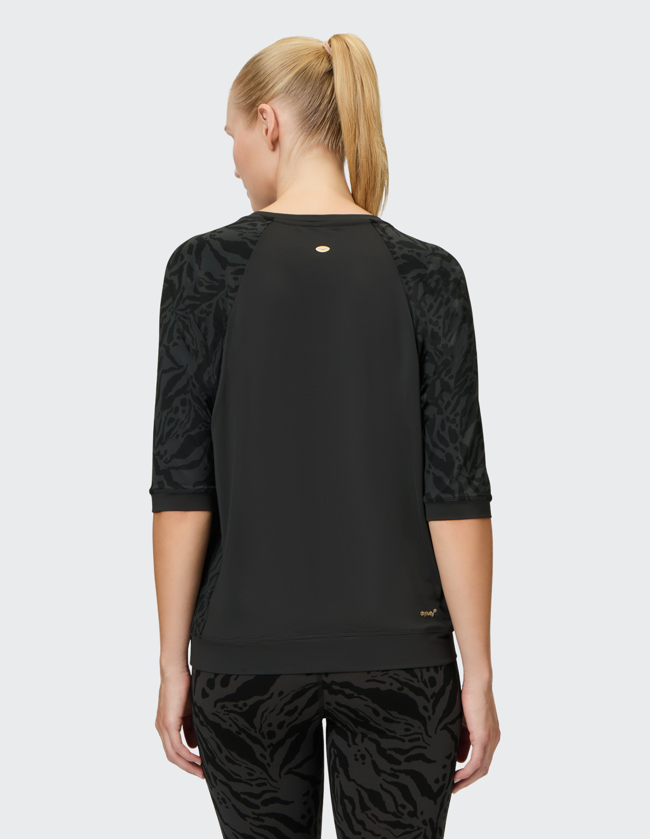 Rückansicht des Venice Beach Rumer Hemdes mit schwarzen Ärmeln mit Animal-Print und einfarbigem Rücken.
