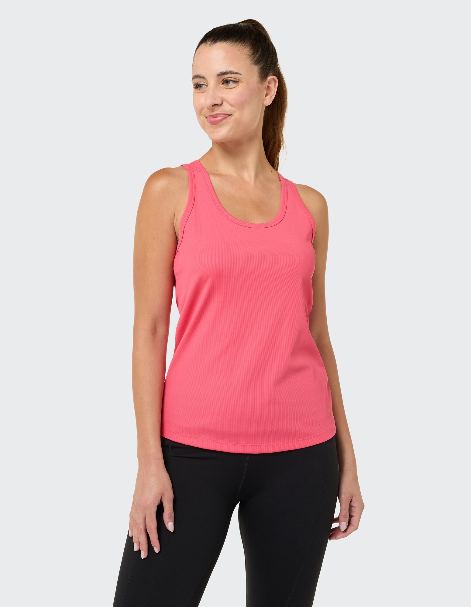 Frau trägt ein rosa Tanktop, perfekt für Freizeitkleidung oder Workouts.