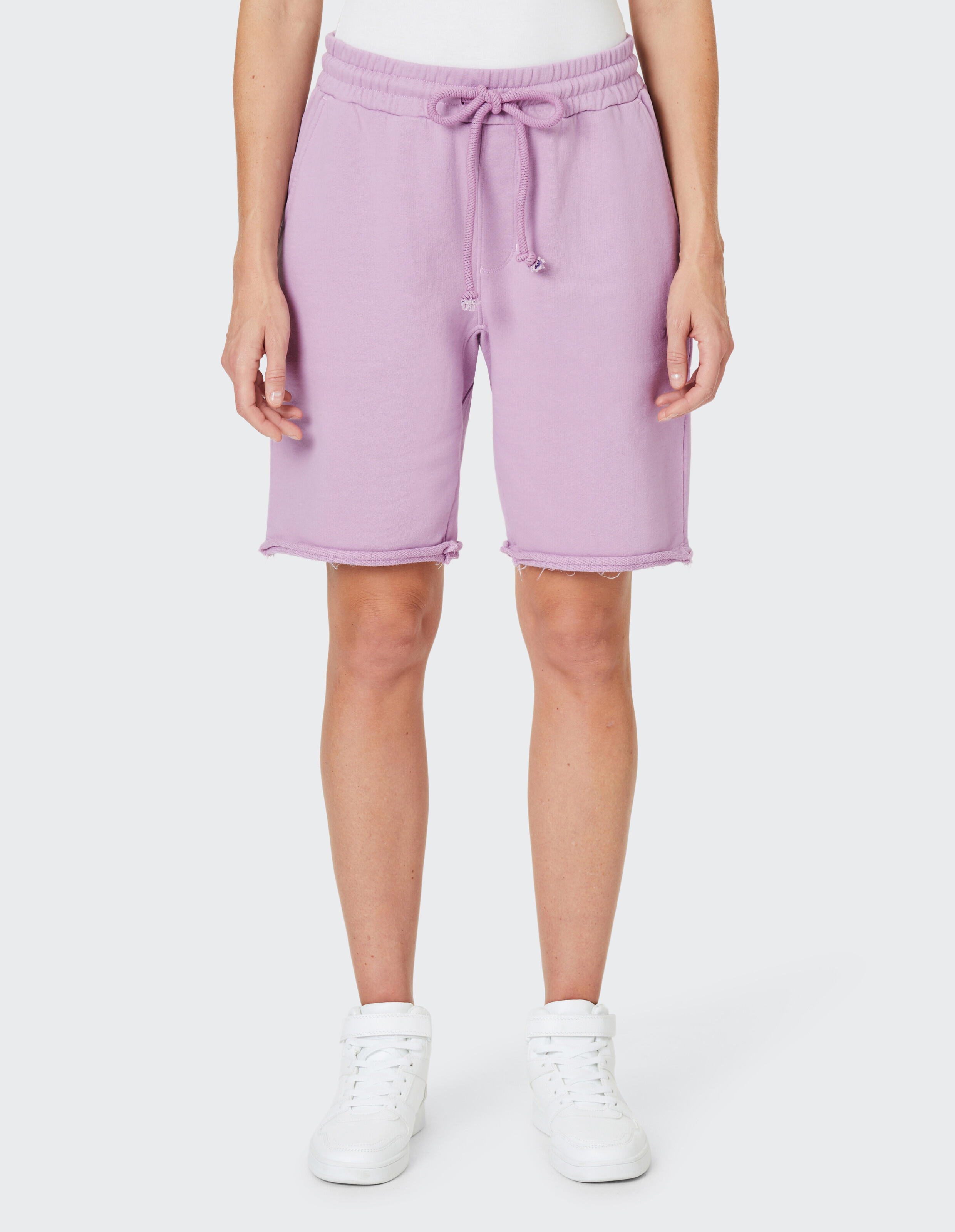Lila Shorts mit elastischem Bund, Kordelzug und lässigem Schnitt, aus weichem Stoff, ideal für Freizeit oder Sport.