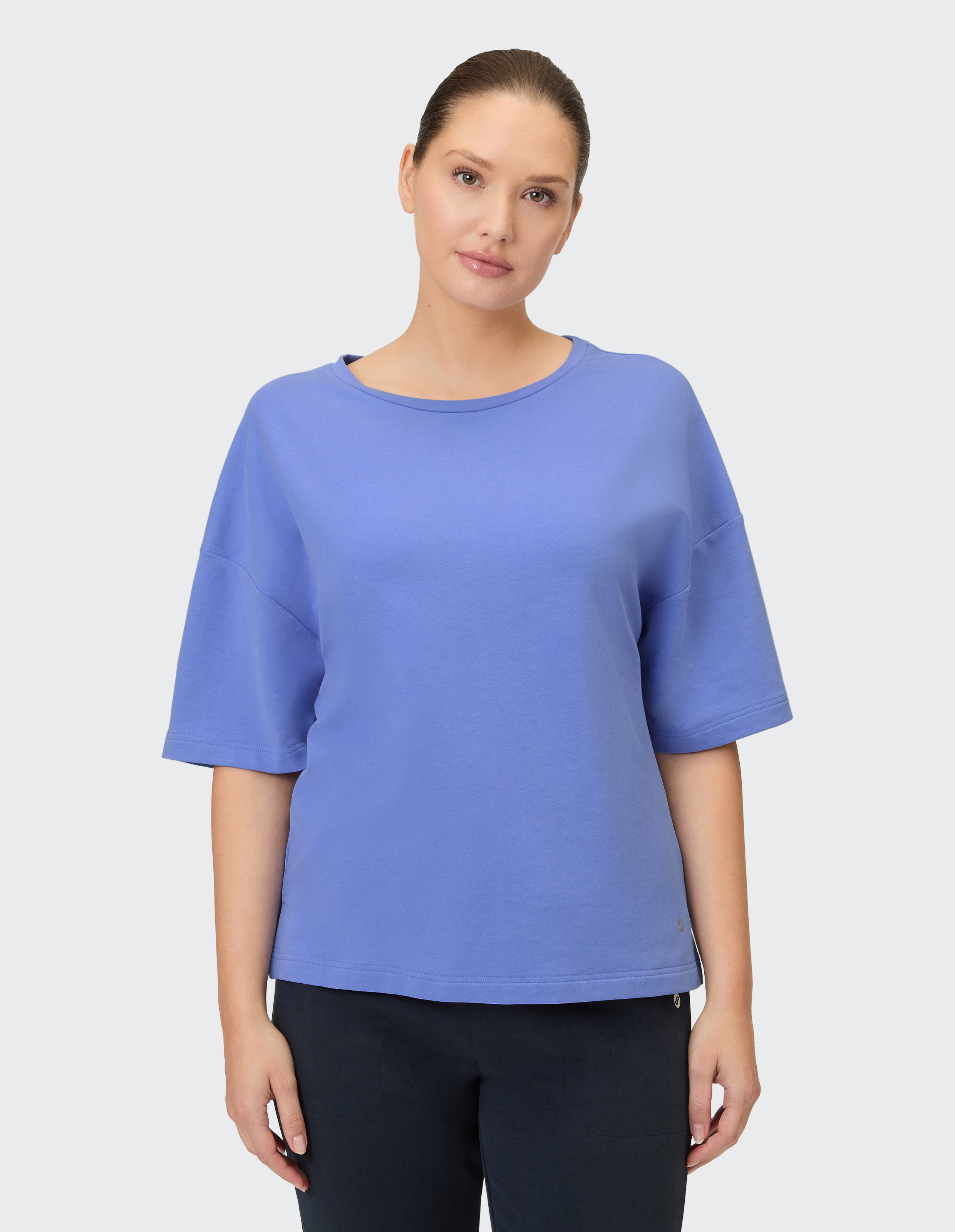 Lässiges blaues Oversize-T-Shirt mit kurzen Ärmeln, perfekt für entspannte Ausflüge.