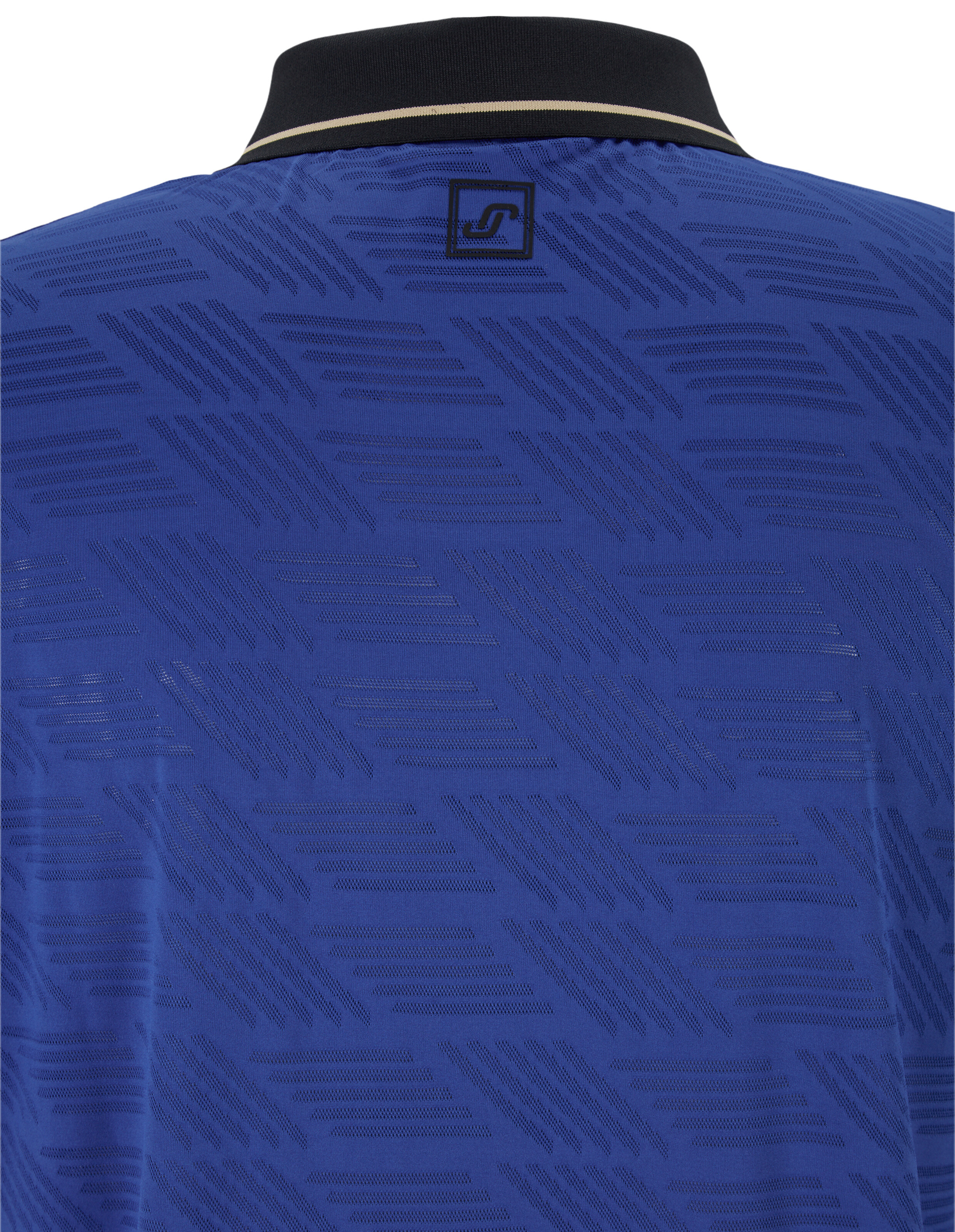 Blaues Poloshirt mit strukturiertem geometrischem Muster und schwarzem Kragen für Freizeitkleidung.