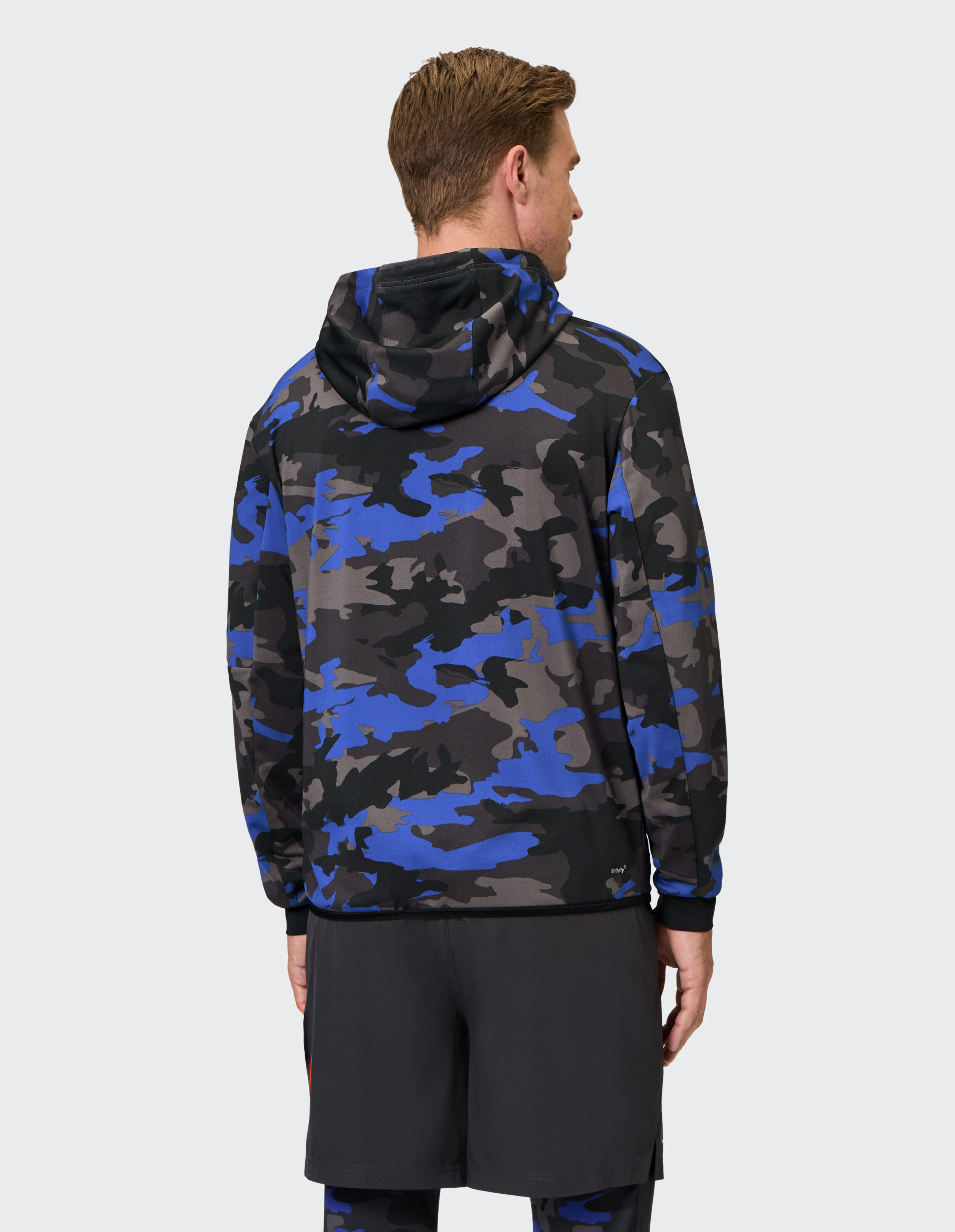 Mann trägt einen blauen und grauen Camouflage-Hoodie von Venice Beach Sweatjacke Victorville.