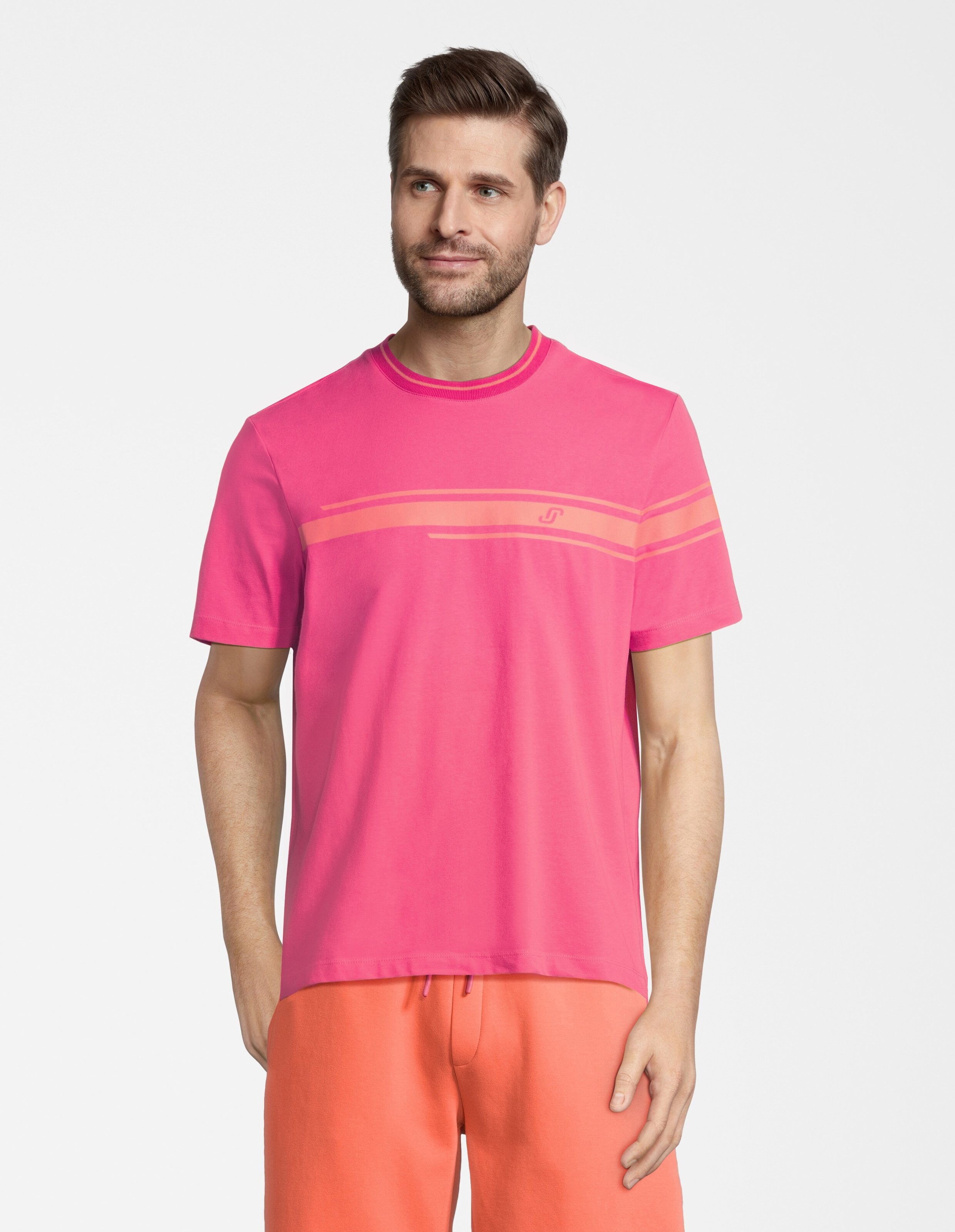 Ein neonpinkes T-Shirt mit kurzen Ärmeln, zwei horizontalen Streifen und einem kleinen Logo auf der Brust.