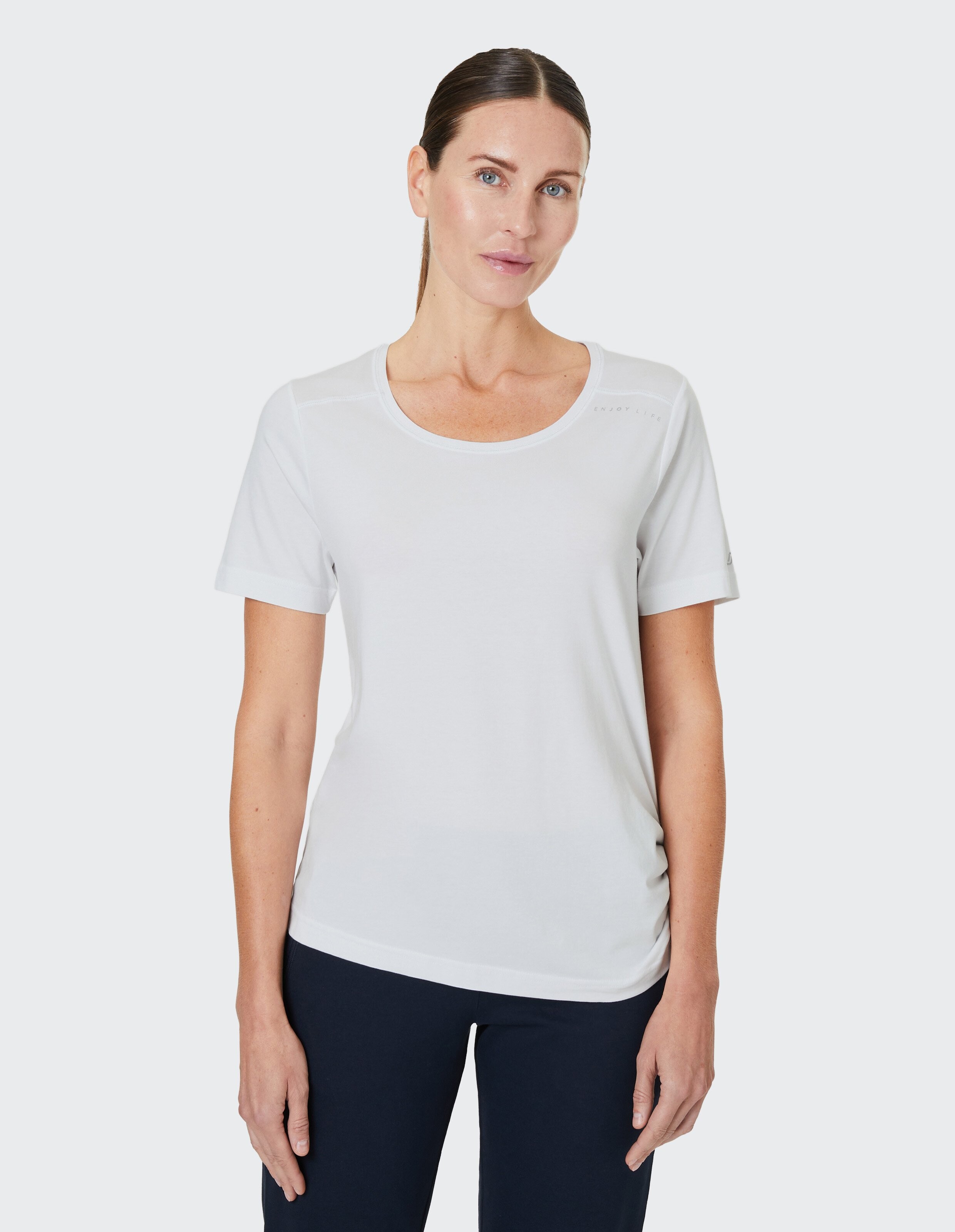 Weißes Damen-T-Shirt mit Rundhalsausschnitt und kurzen Ärmeln, links dekorativer Schnürzug, der Stoff leicht gerafft.