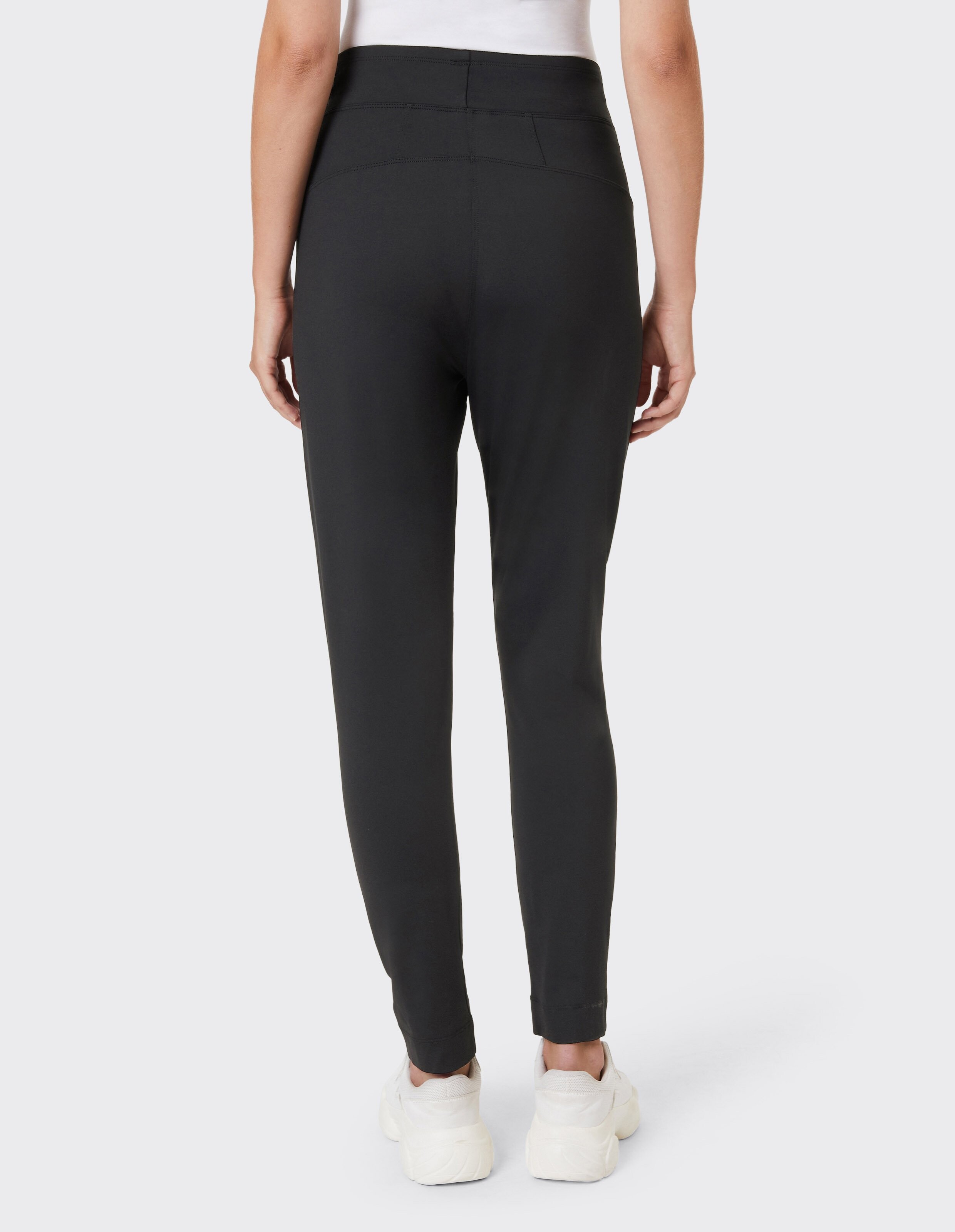 Rückansicht einer schwarzen Slim-Fit-Freizeithose mit bequemem Gummibund.