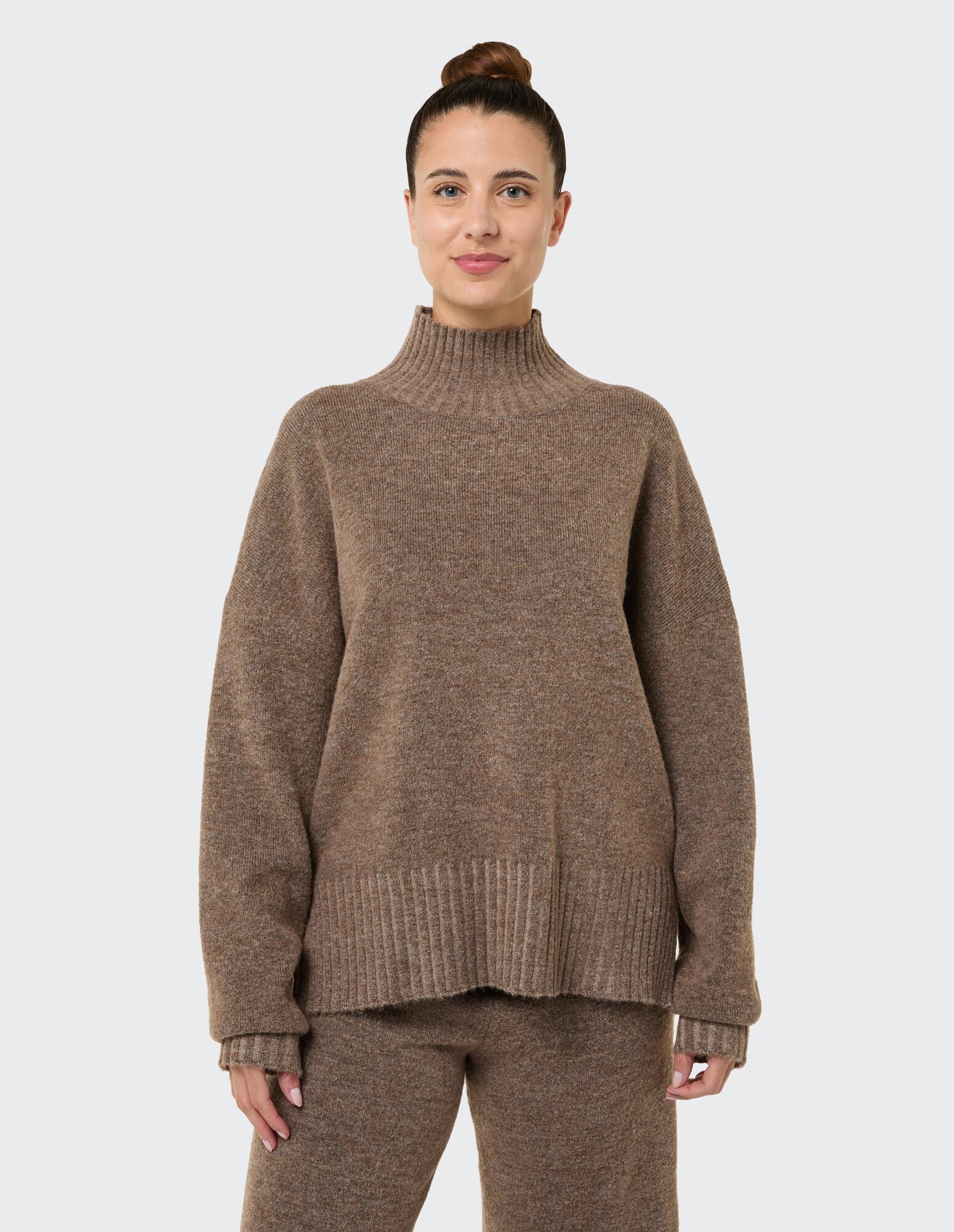 Kuscheliger brauner Rollkragenpullover mit geripptem Saum, perfekt für Freizeitkleidung.