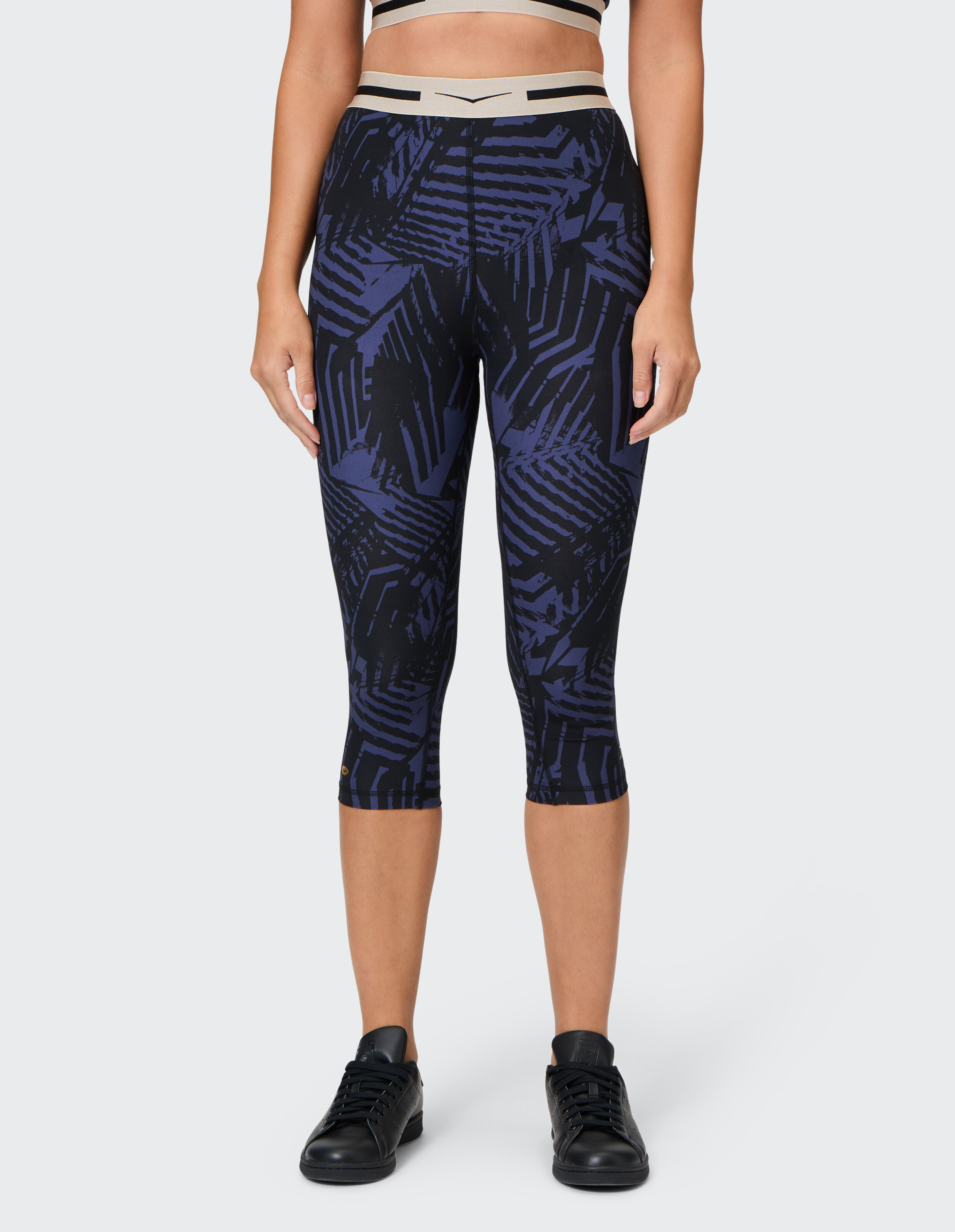 Stilvolle Capri-Leggings mit schwarzem und marineblauem Muster für Freizeitkleidung.