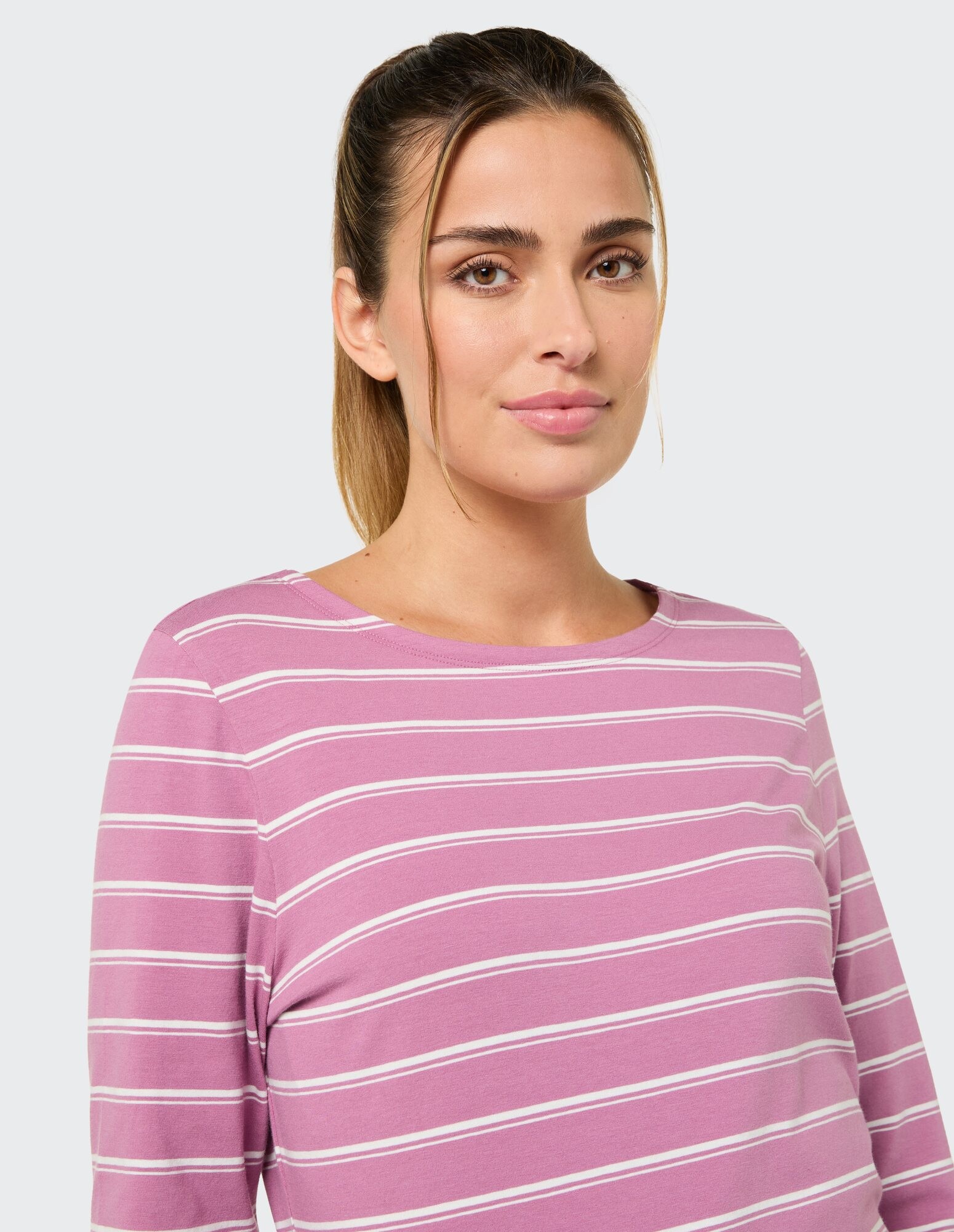 Lässiges rosa gestreiftes Langarmshirt, perfekt für entspannte Ausflüge oder zum Faulenzen.
