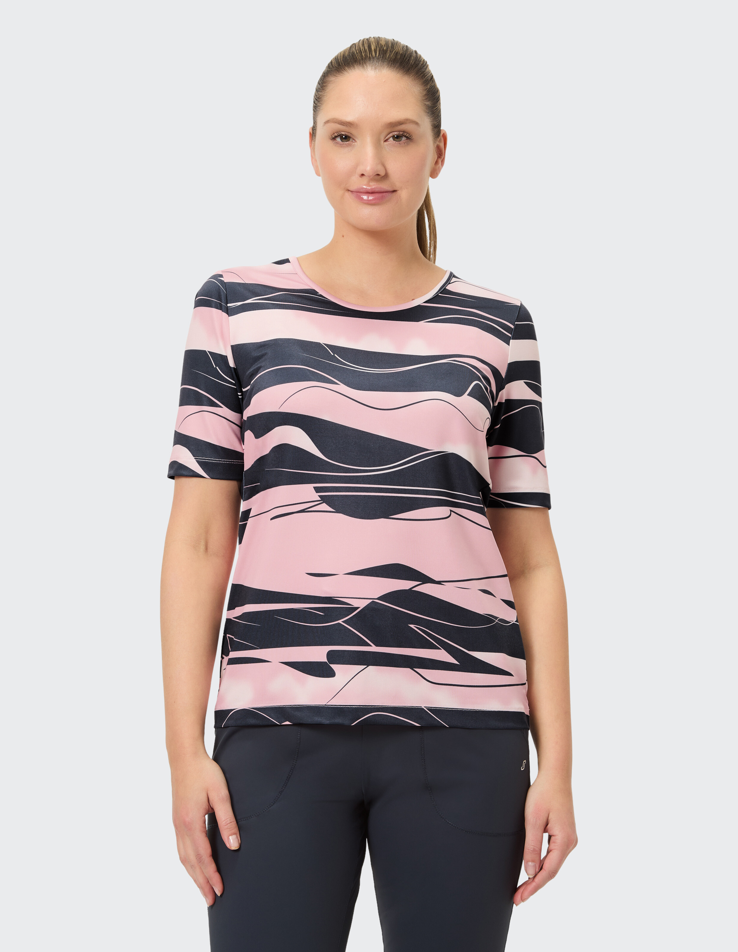 Lässiges Oberteil mit rosa und marineblauem Muster, perfekt für entspannte Ausflüge oder zum Faulenzen.