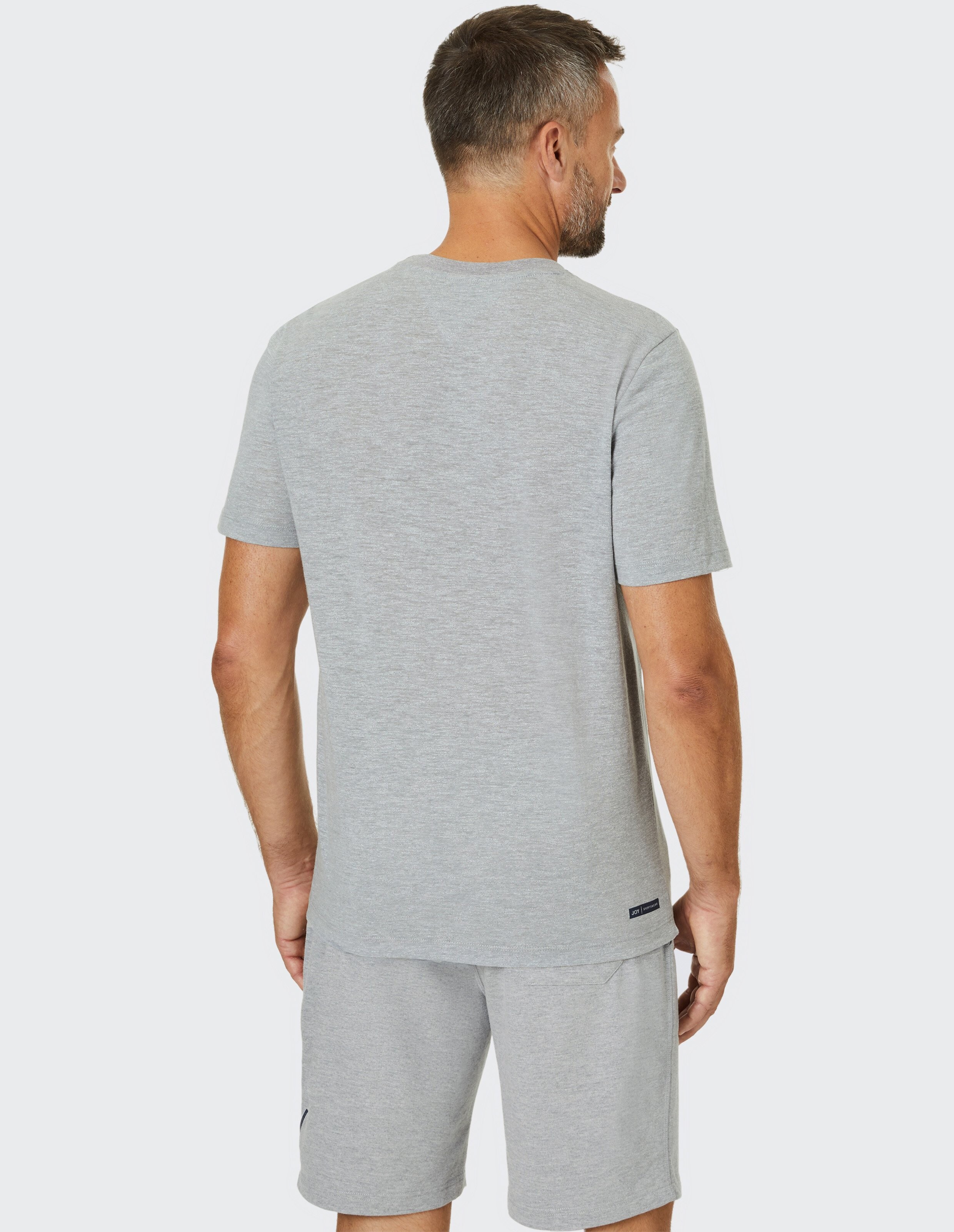 Lässiges graues Herren-T-Shirt und Shorts, perfekt zum Entspannen oder für Freizeitausflüge.