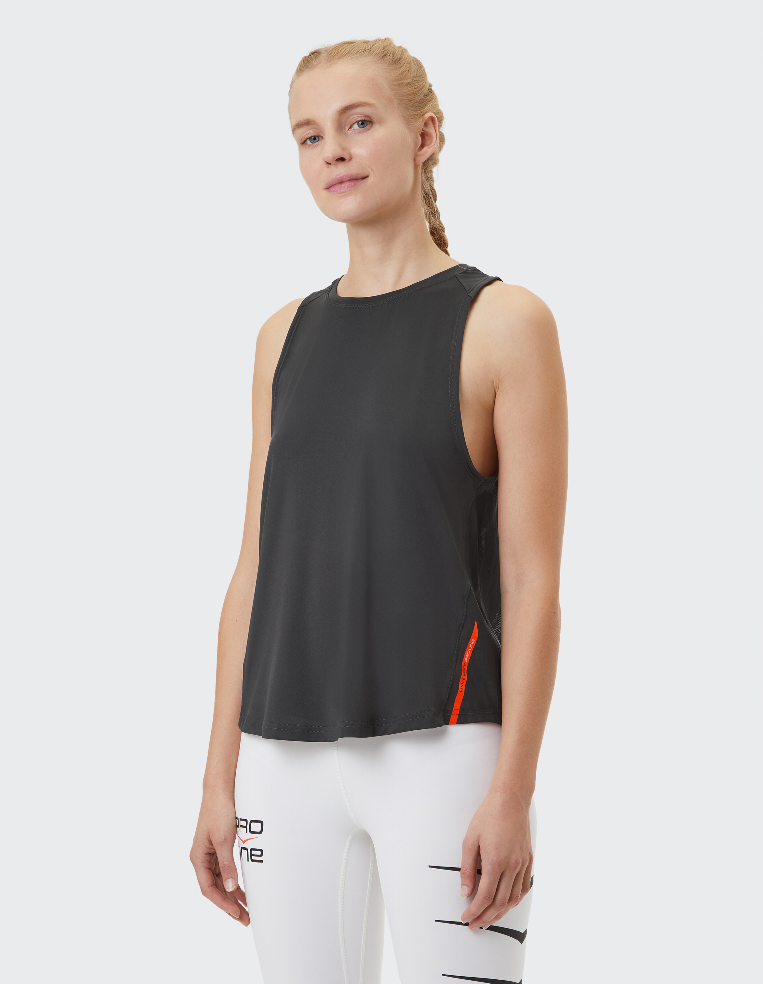 Stilvolles schwarzes ärmelloses Top mit orangefarbenem Akzent, perfekt für Freizeitkleidung.