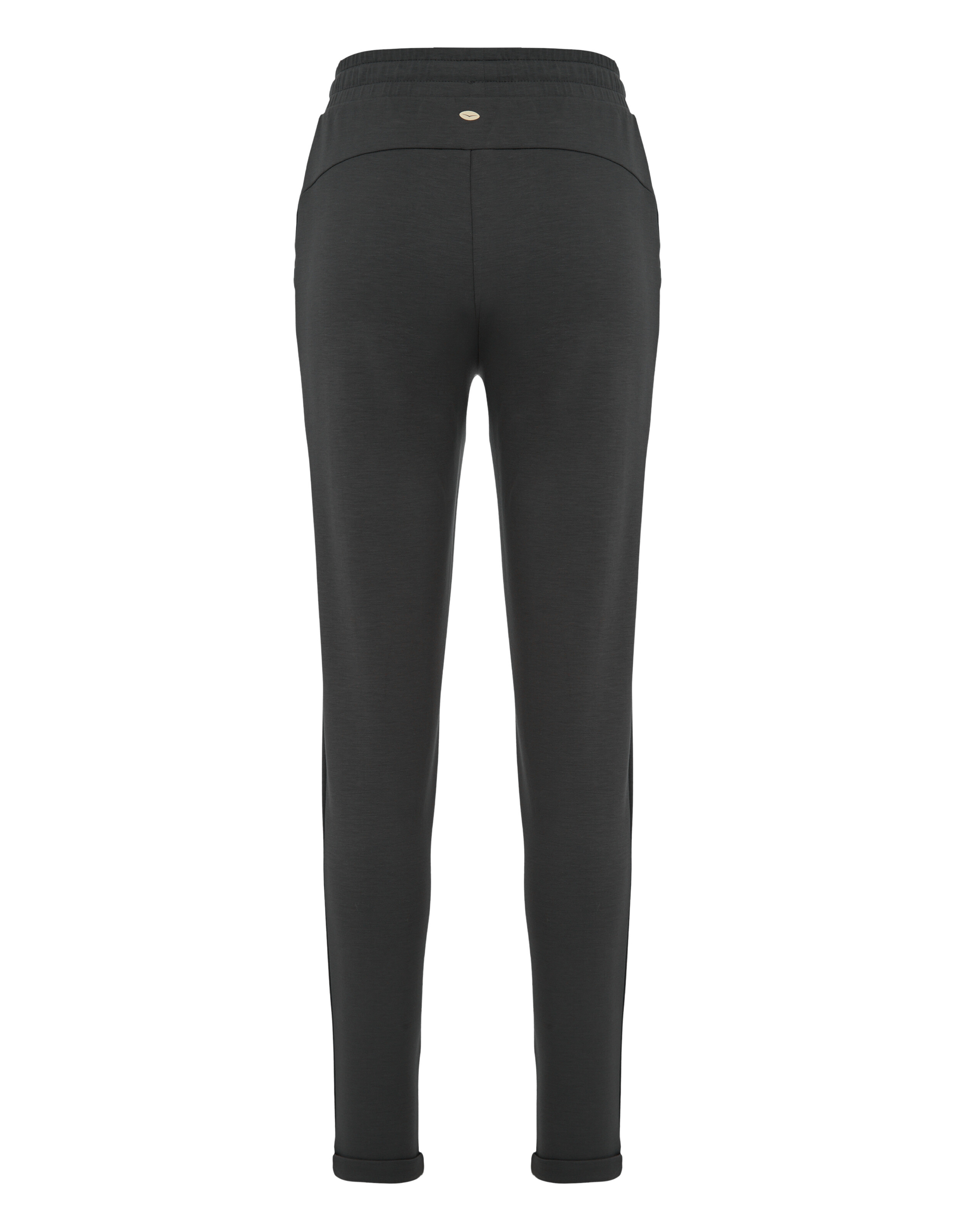 Rückansicht einer schwarzen, lässigen Loungehose mit elastischem Bund und Rollsäumen.
