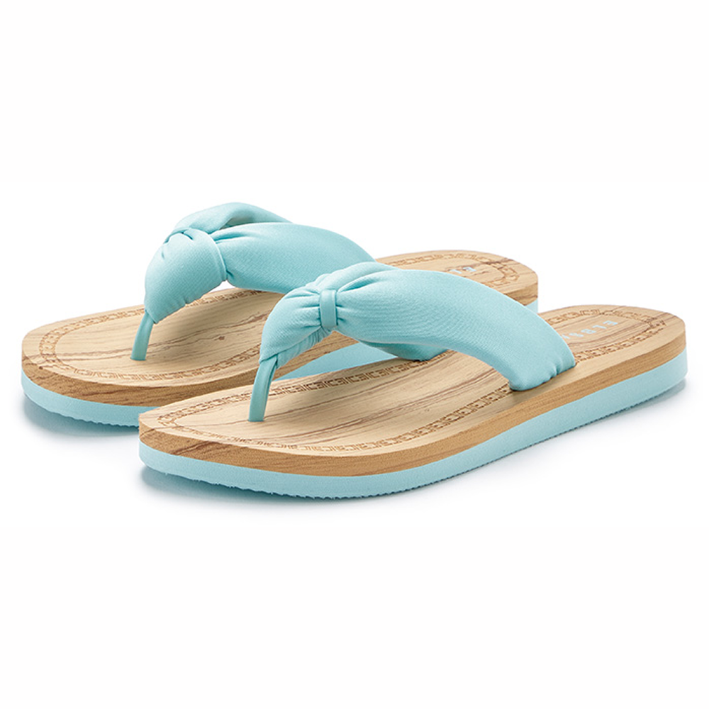 Hellblaue Flip-Flops mit geknoteten Stoffriemen und Sohlen im Holzstil.