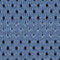 Nahaufnahme eines strukturierten blauen Stoffes mit kleinen schwarzen Punkten, ideal für Freizeitkleidung.