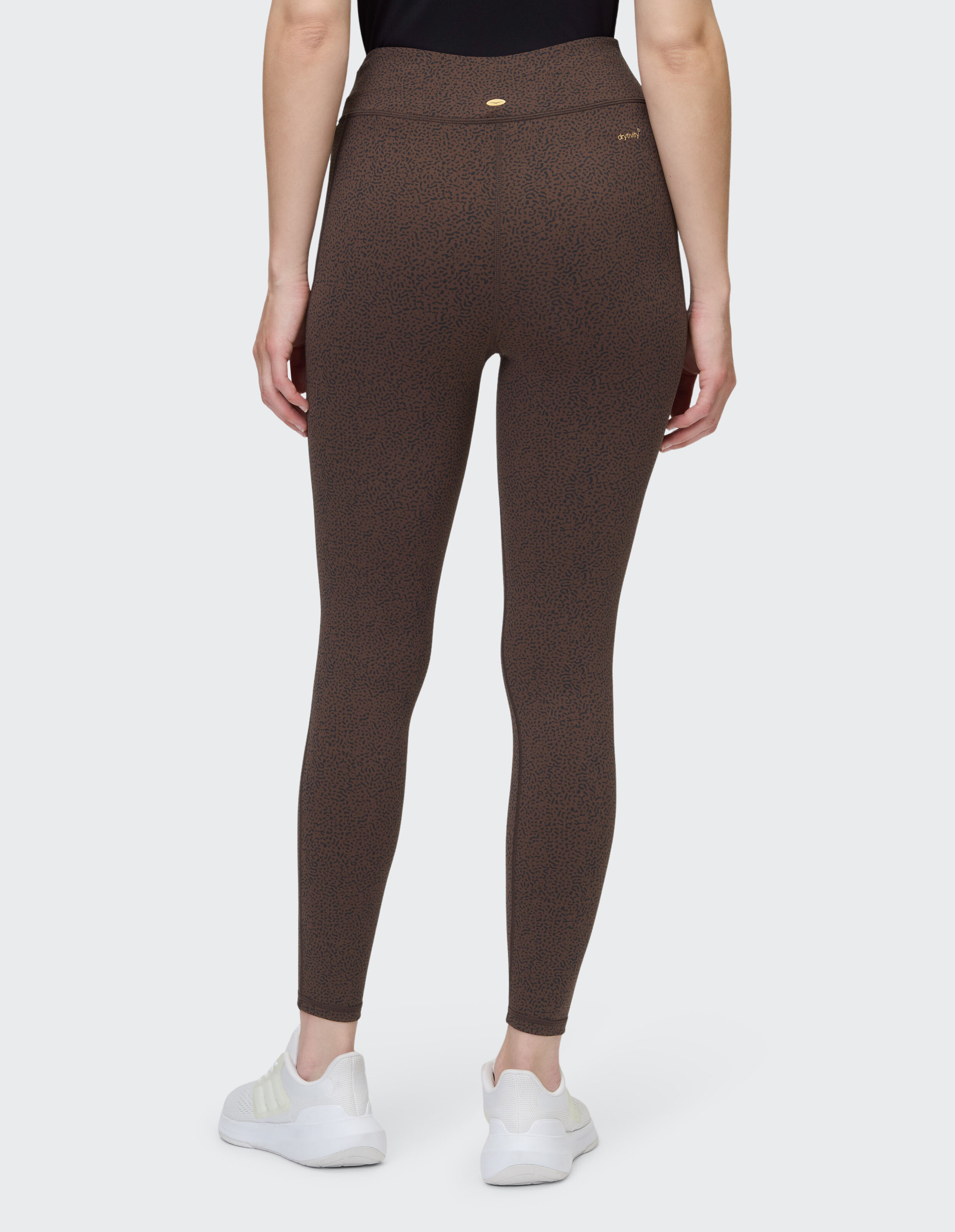 Rückansicht einer braun gemusterten Leggings mit hoher Taille für Freizeitkleidung und Faulenzen.