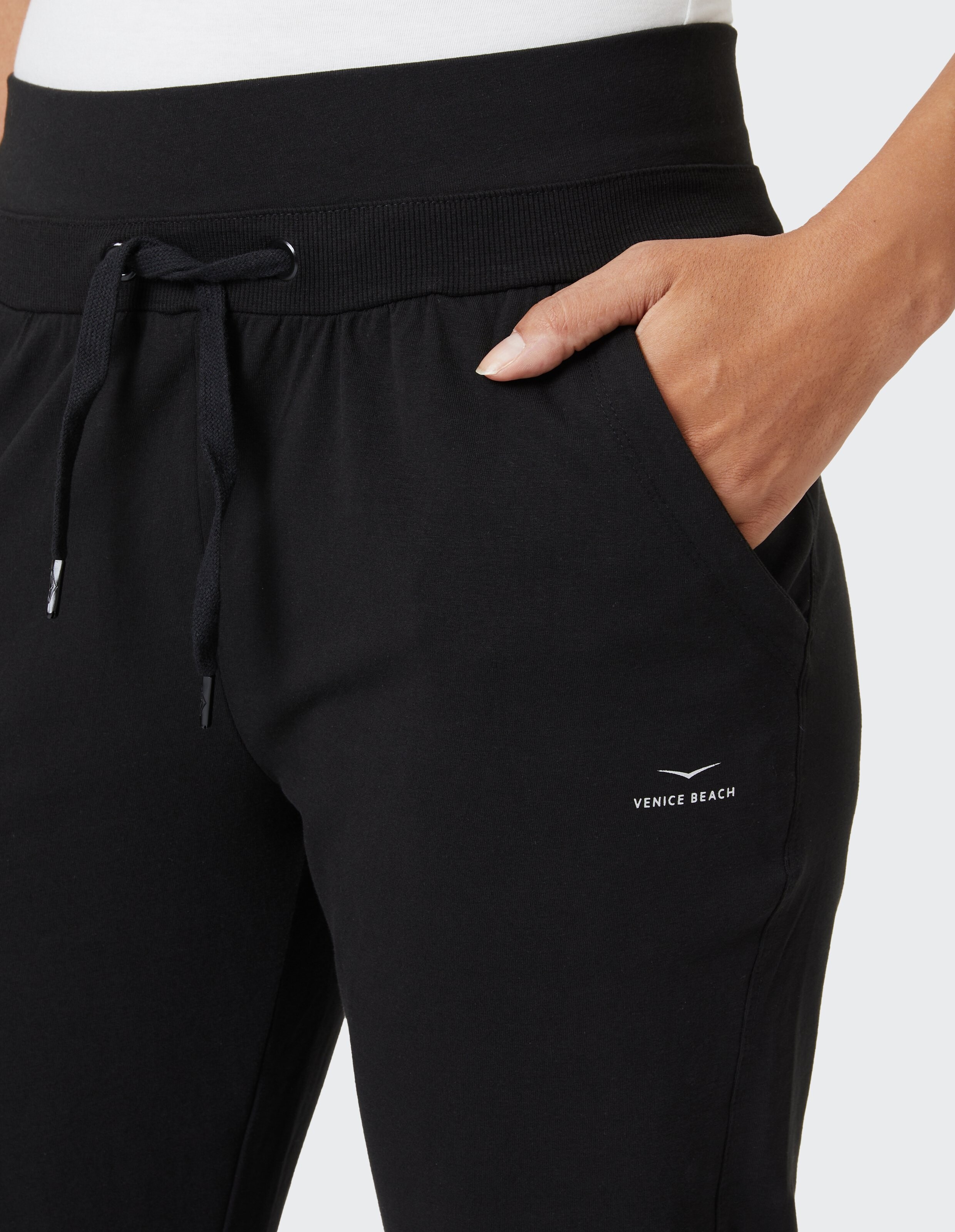 Schwarze Venice Beach Jogginghose Joyce mit Kordelzug in der Taille und Seitentasche.