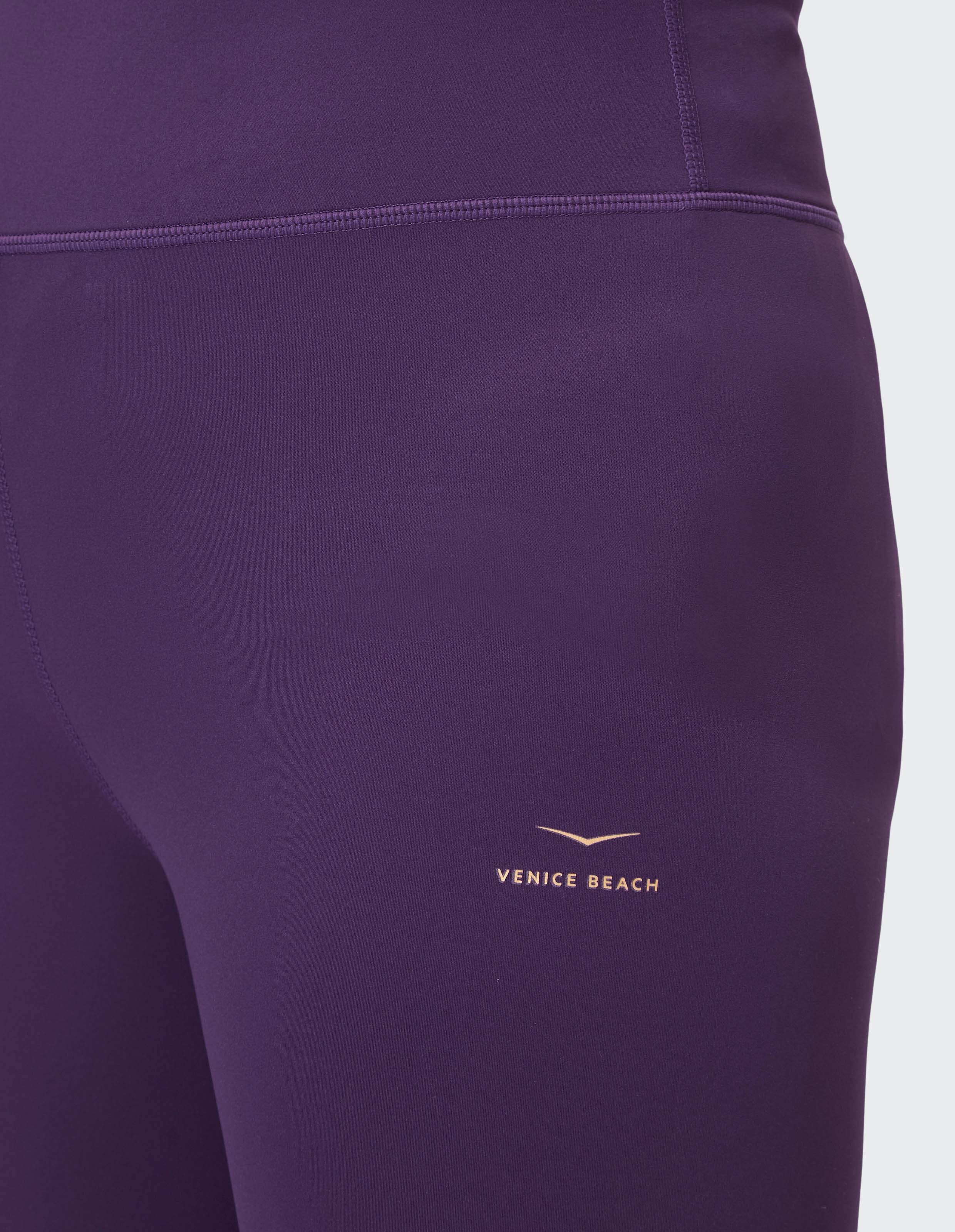 Nahaufnahme einer lilafarbenen Leggings mit Venice Beach-Logo, perfekt für Freizeitkleidung.