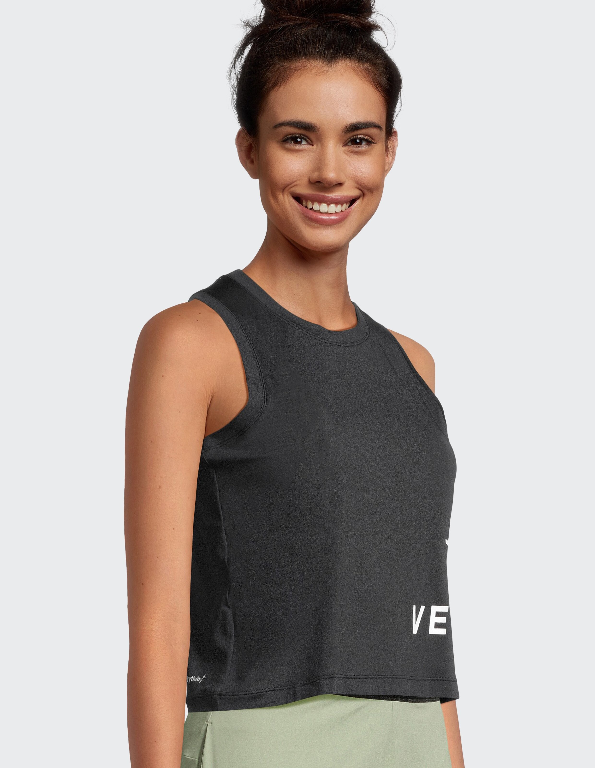 Frau trägt ein schwarzes Venice Beach Top Yael, ein gemütliches und klassisches, lässiges, ärmelloses Tanktop.