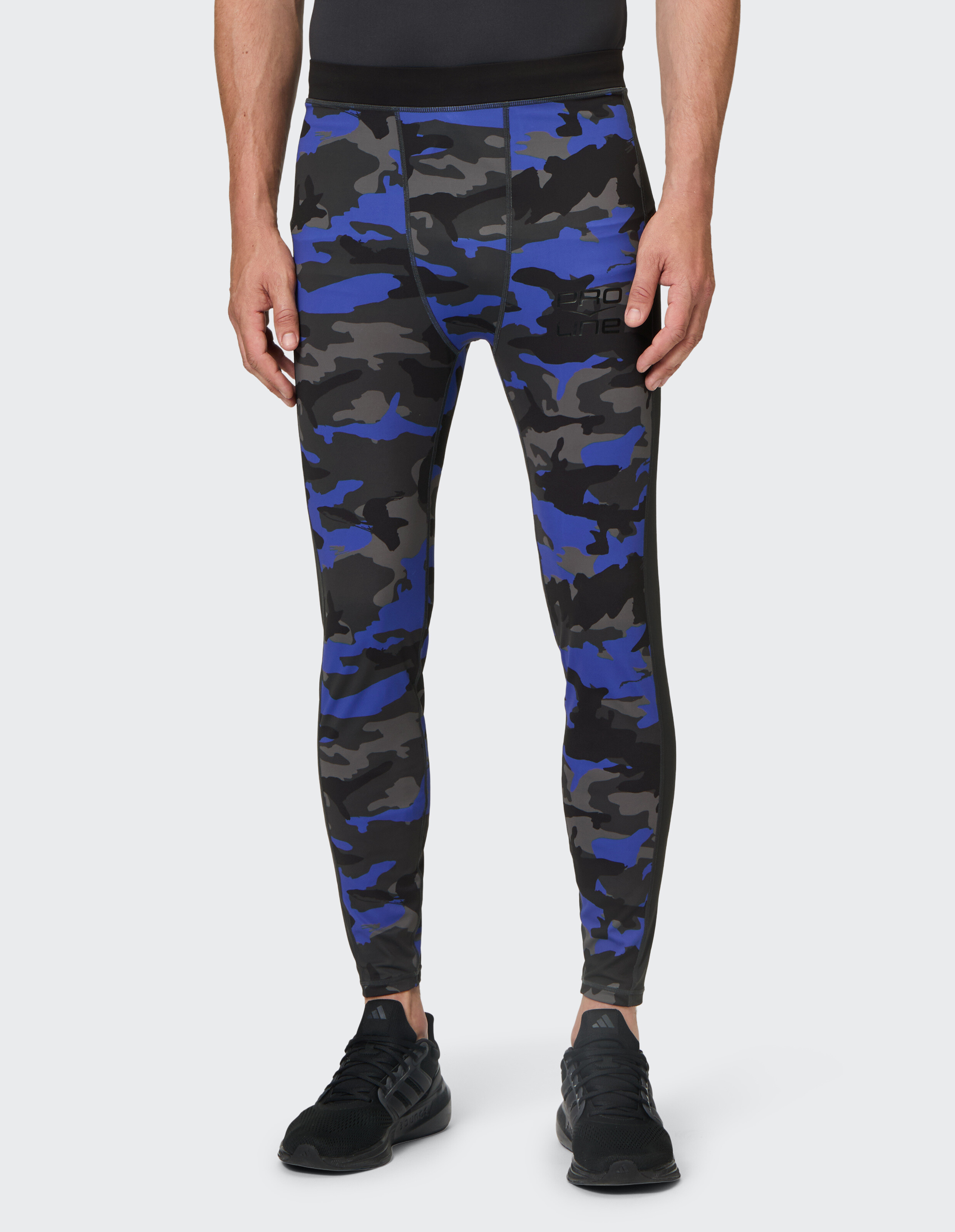 Mann trägt Strumpfhosen von Venice Beach Tallahassee mit blauem und grauem Tarnmuster.