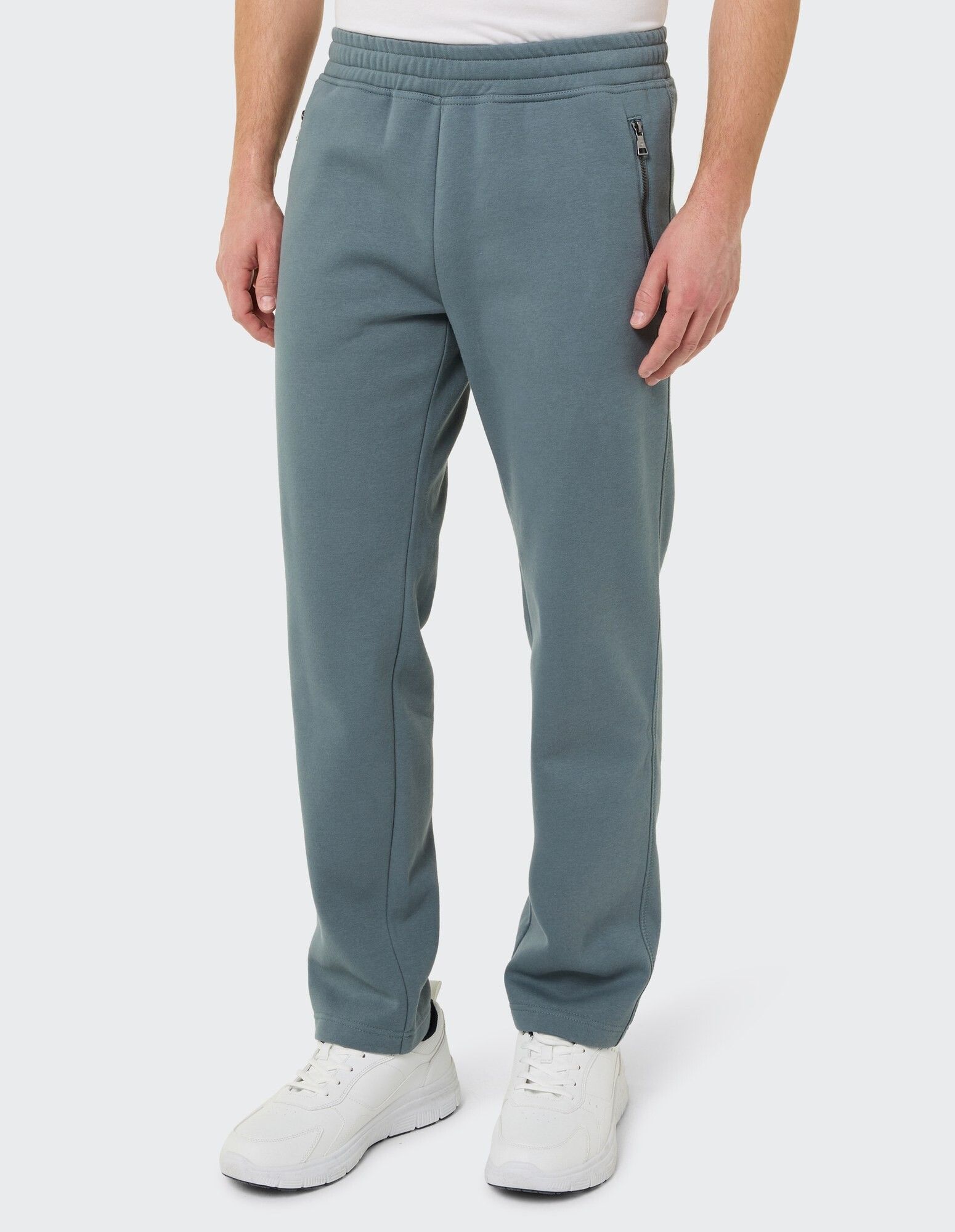 Lässige Herren-Jogginghose in zartem Blaugrün mit seitlichen Reißverschlusstaschen, perfekt zum Entspannen.