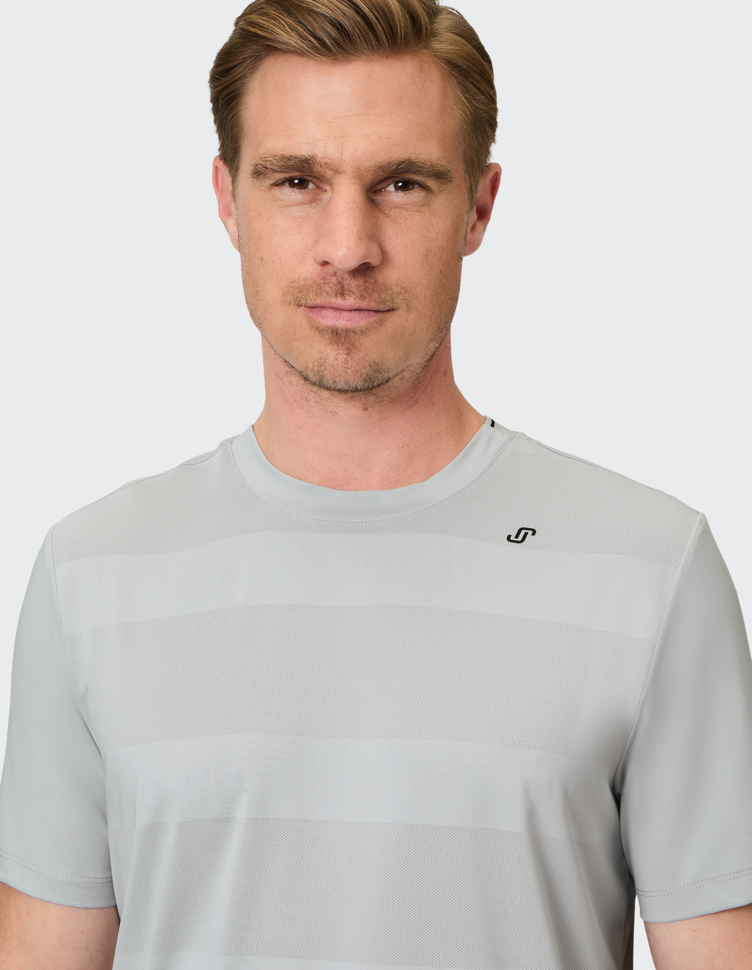 Hellgraues Freizeit-T-Shirt für Herren mit dezenten Streifen, perfekt für entspannte Ausflüge.