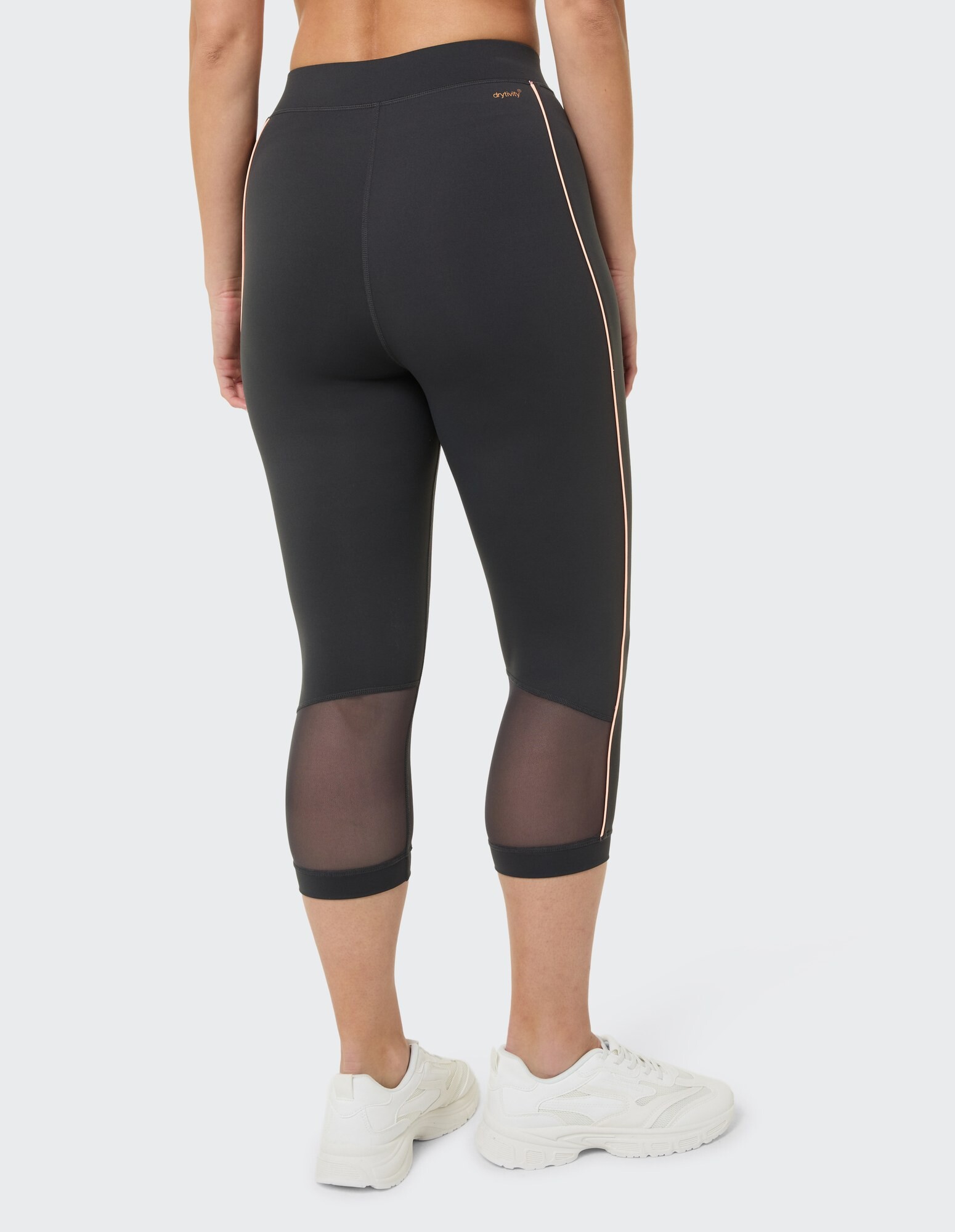 Schwarze Capri-Leggings mit Mesh-Einsätzen und roségoldenen Akzenten, perfekt für Freizeitkleidung.
