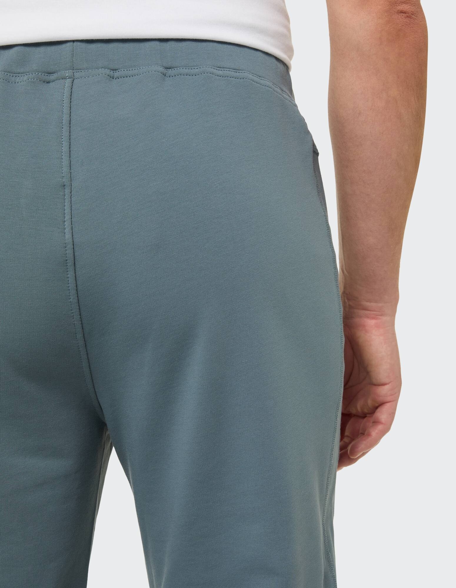 Nahaufnahme einer lässigen Herren-Jogginghose aus weichem blauem Stoff mit Details auf der Rückseite.