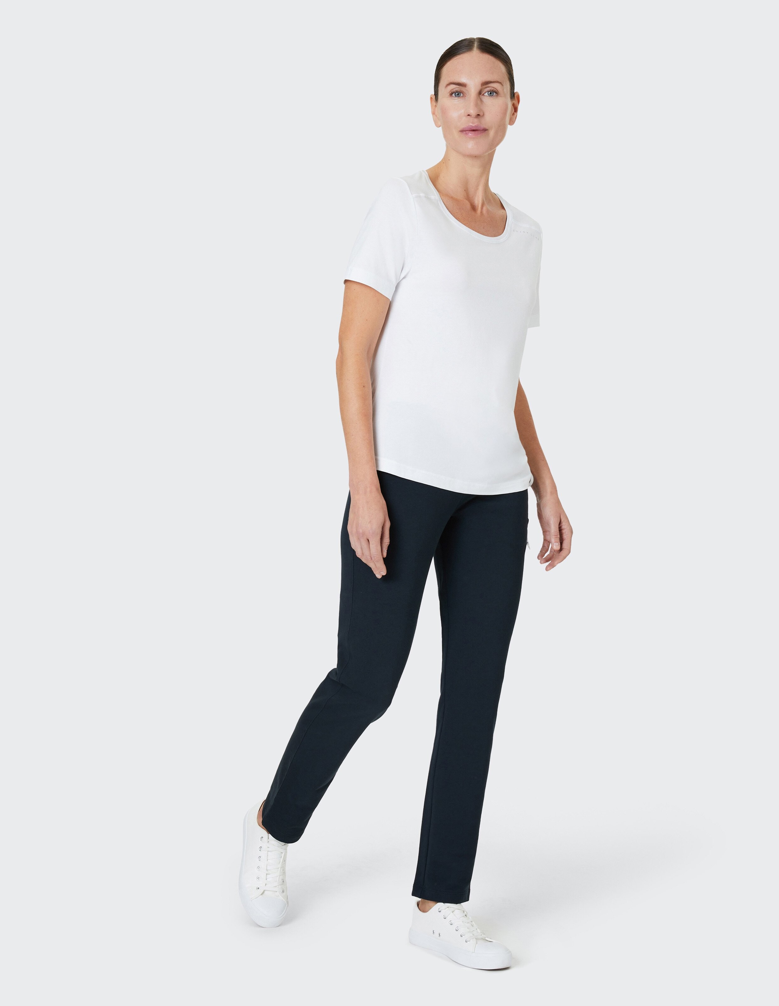 Schwarze Hose mit geradem Schnitt und elastischem Bund, ohne auffällige Details oder Taschen, frontal abgebildet.