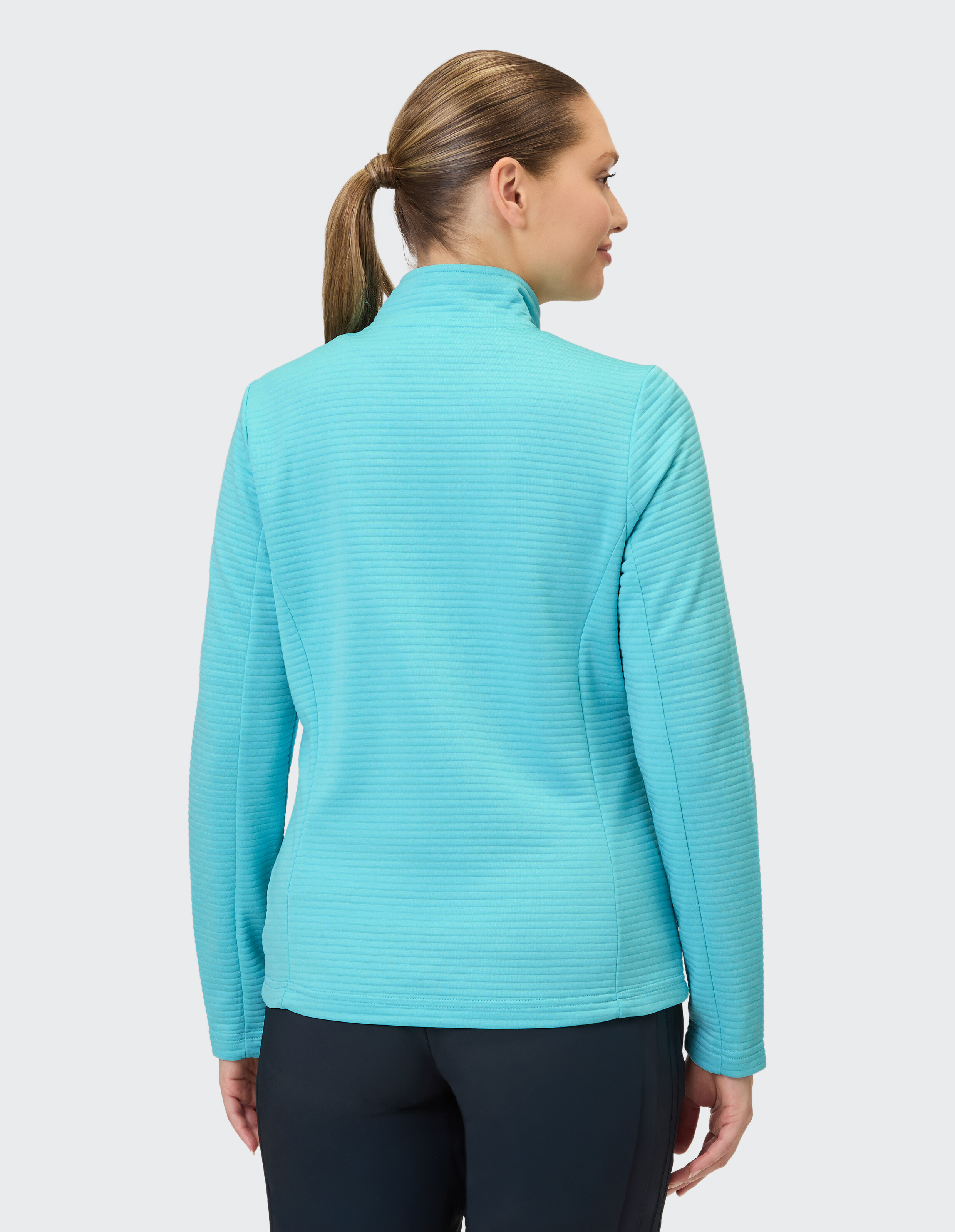 Rückansicht einer Frau in einem hellblauen Strukturpullover, perfekt für Freizeitkleidung.