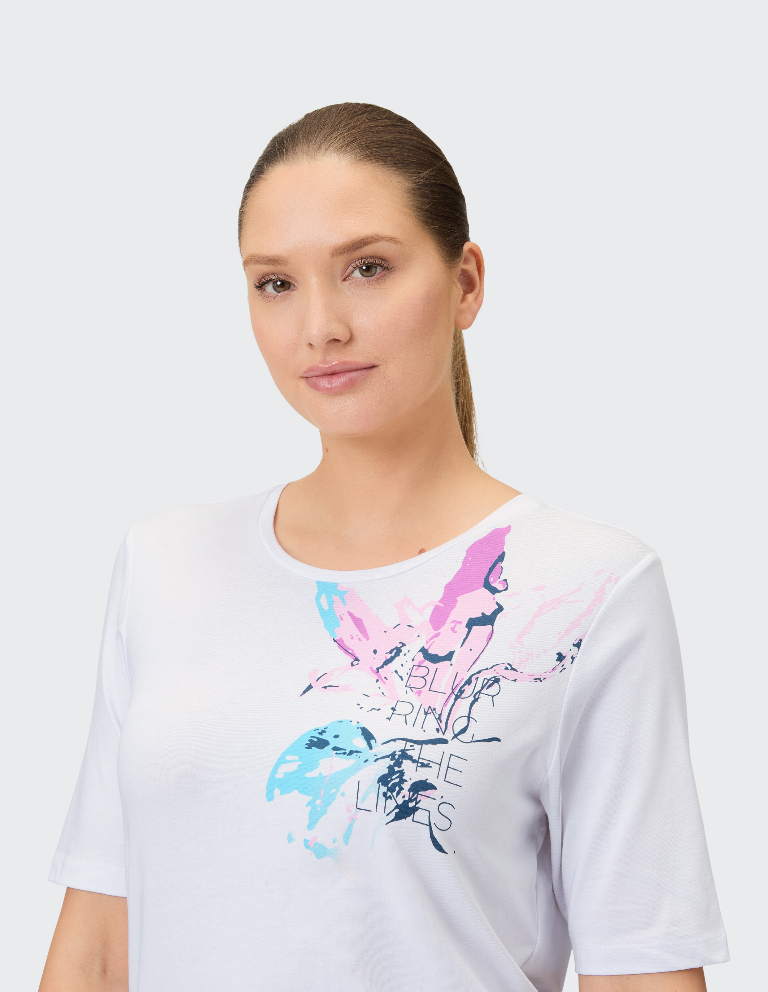 Lässiges weißes T-Shirt mit farbenfrohem Grafikdruck, perfekt für entspannte Ausflüge.