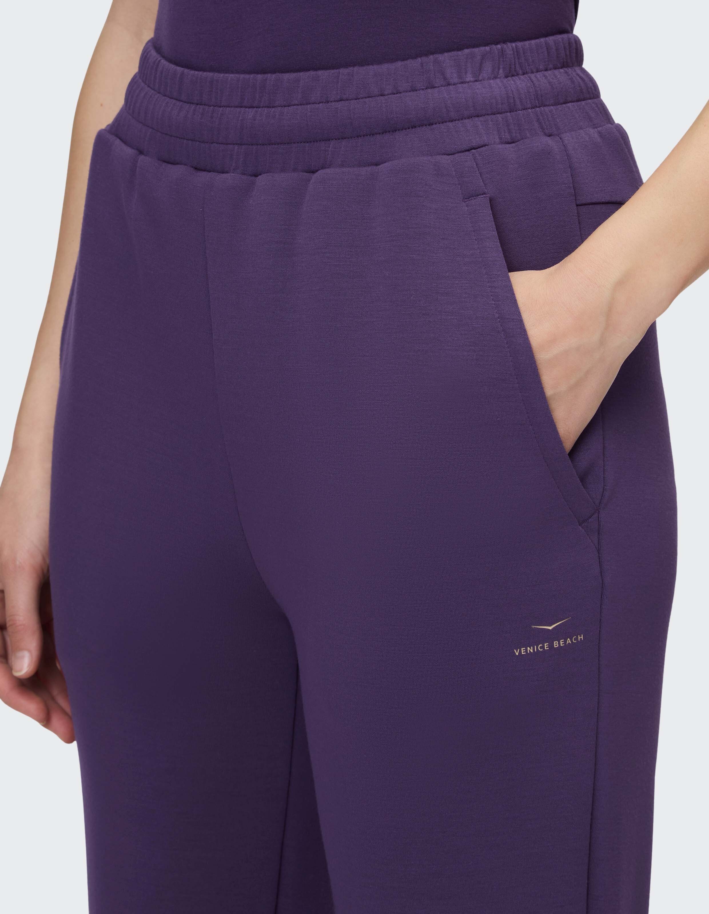 Nahaufnahme einer lila Freizeithose mit elastischem Bund und Seitentaschen.