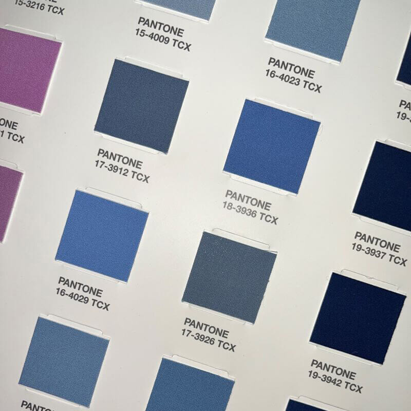 Farbmuster mit verschiedenen Blau- und Lilatönen von Pantone.