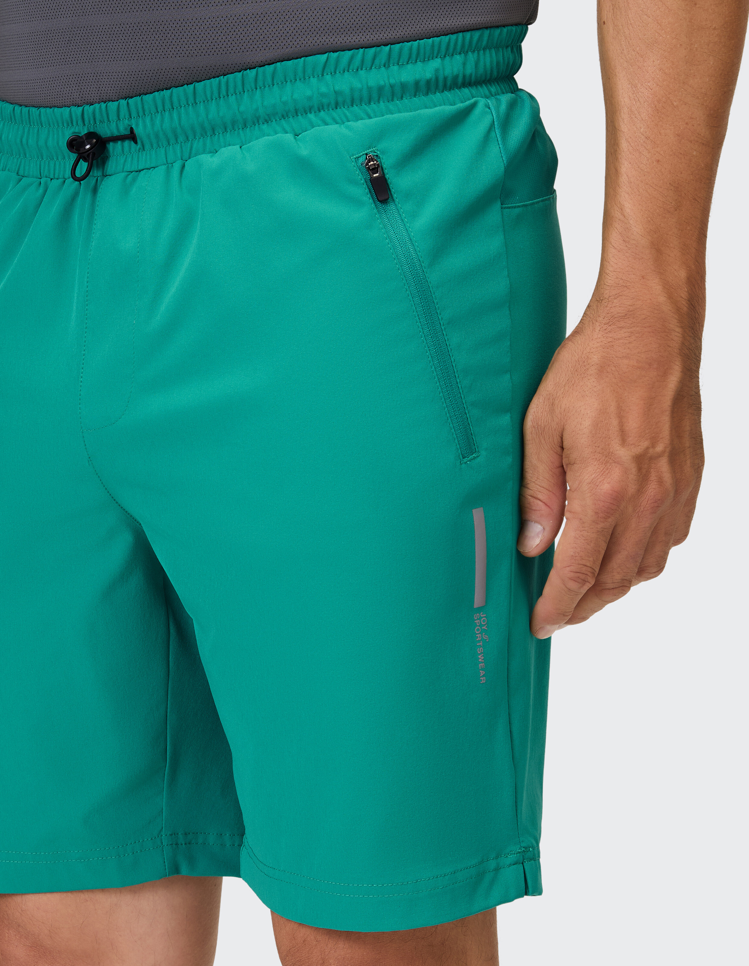 Blaugrüne Freizeitshorts für Herren mit elastischem Bund und Reißverschlusstaschendetail.