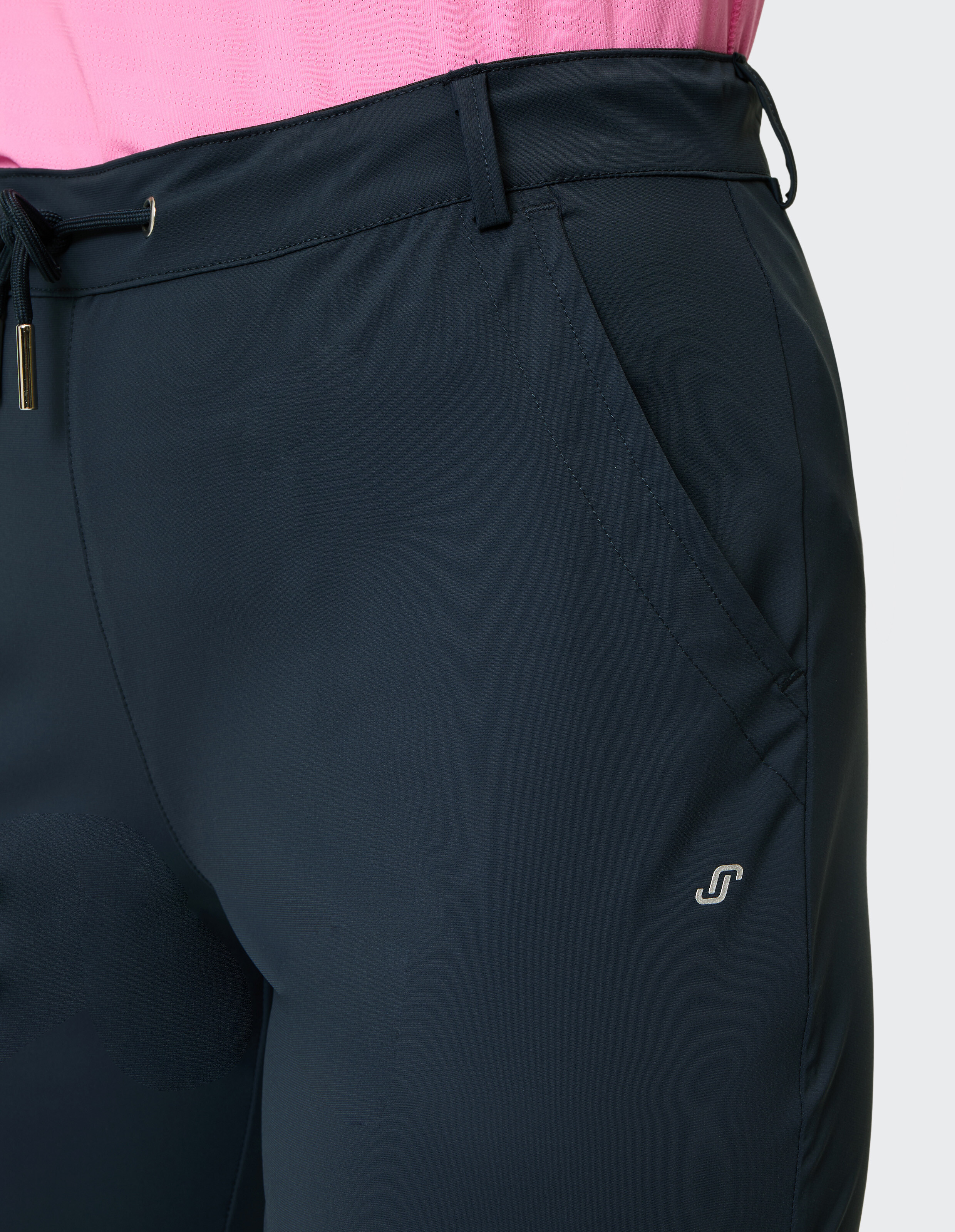Dunkelblaue Shorts mit Kordelzug, mittellang und schlichtes Design, geeignet für Freizeit und Sport, vorne mit Taschen.