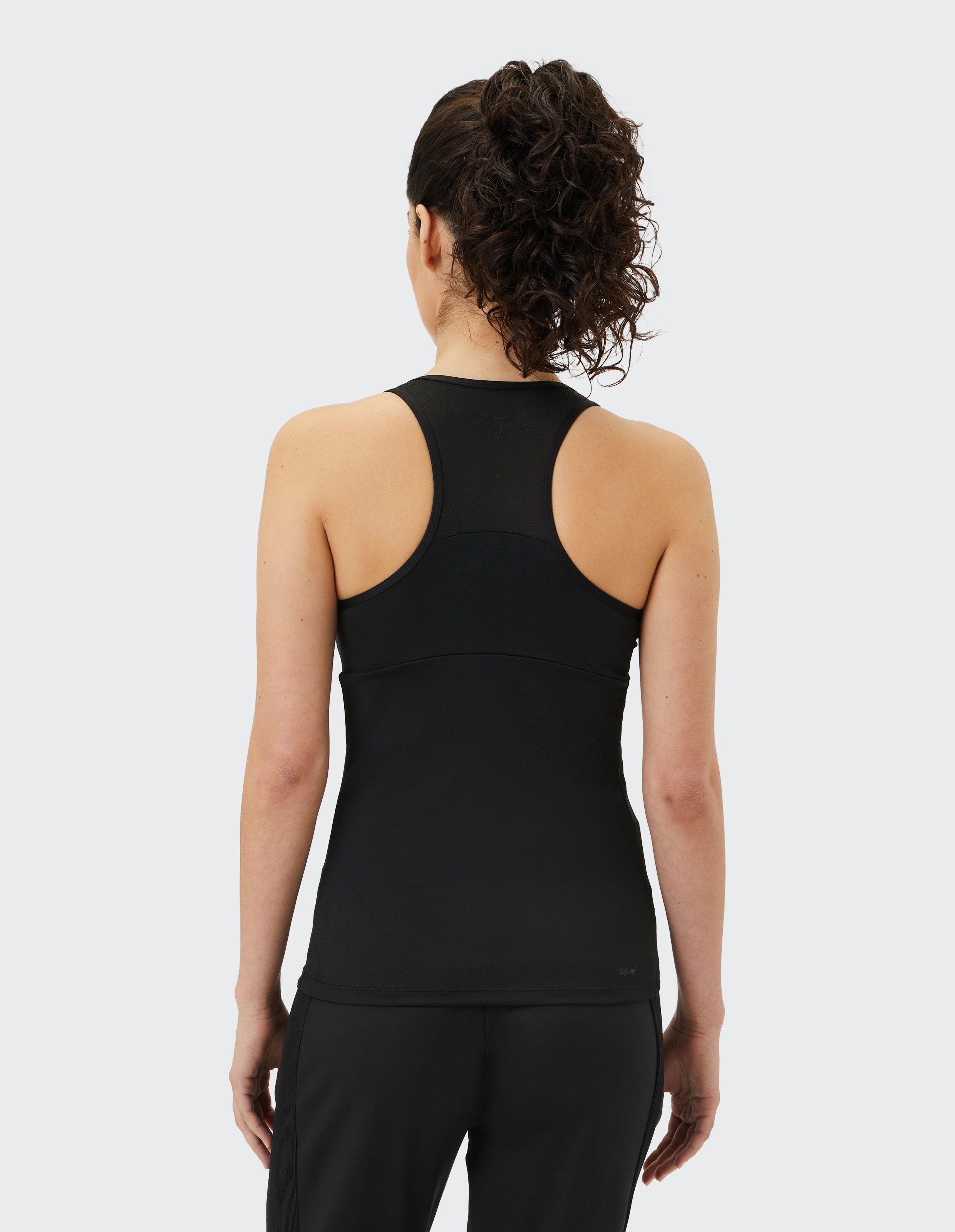 Rückansicht einer Frau in einem schwarzen Tanktop, ideal für Freizeitkleidung oder Workouts.