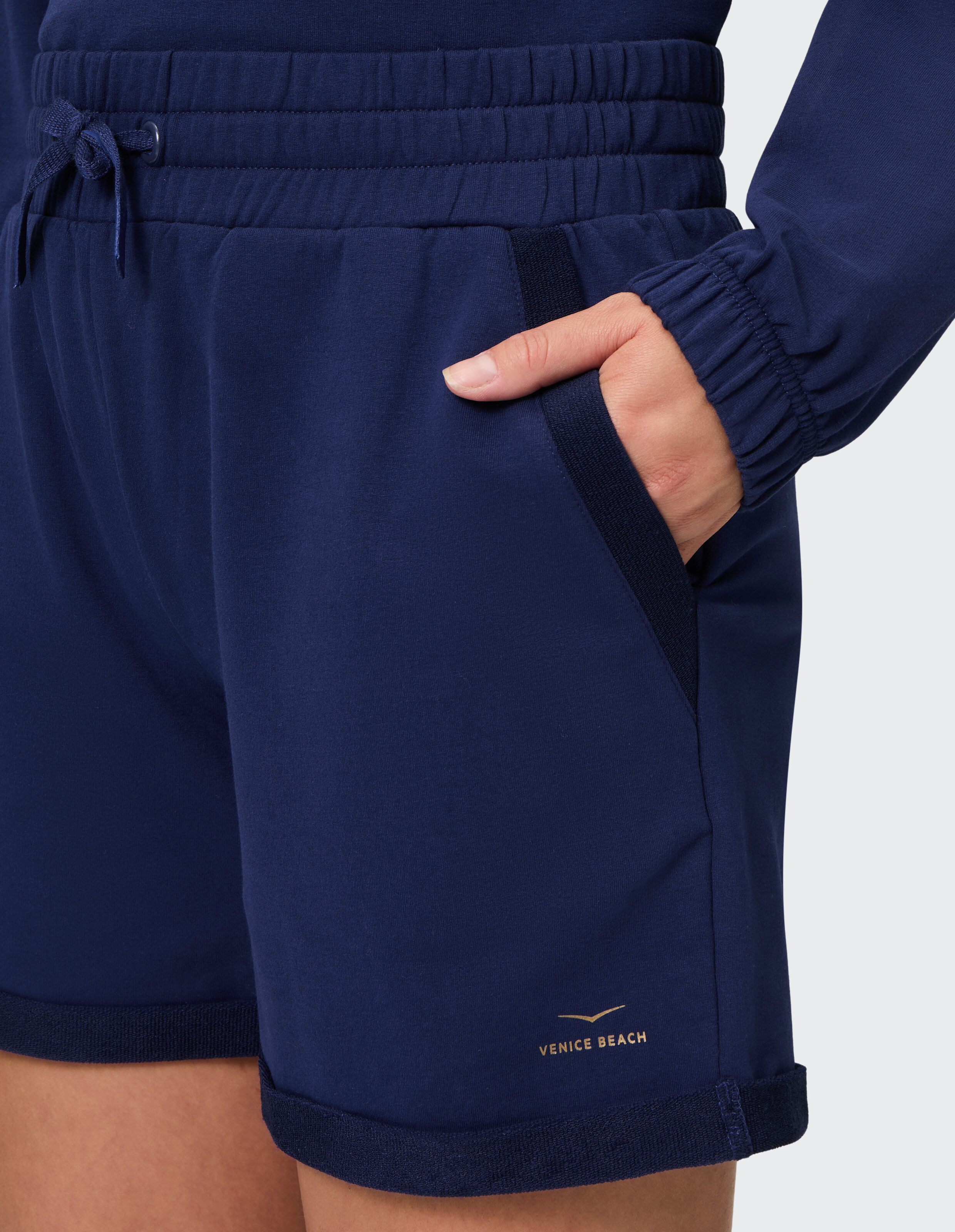 Nahaufnahme einer marineblauen Freizeit-Lounge-Shorts mit Kordelzug in der Taille und Seitentaschen.