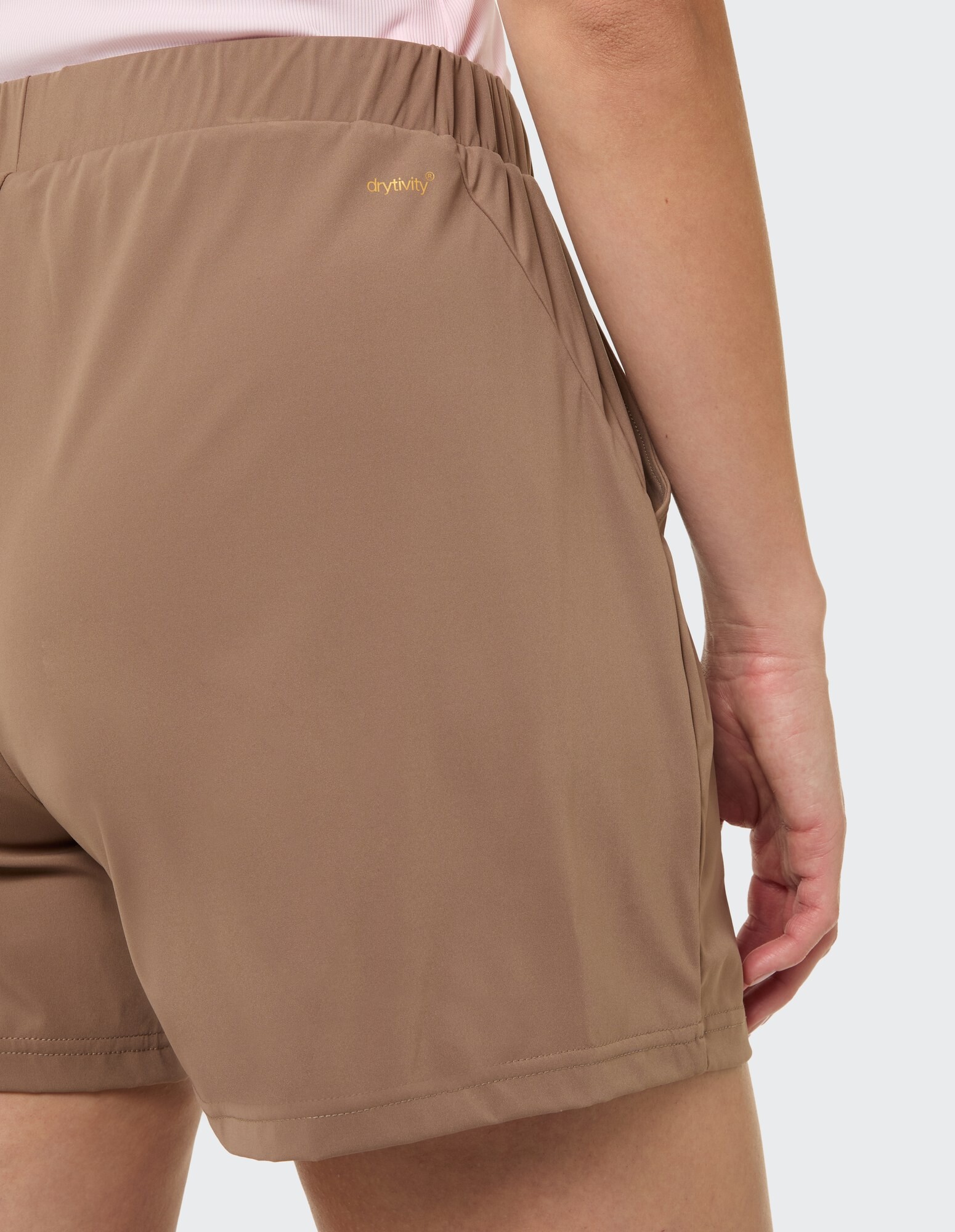 Nahaufnahme brauner Freizeitshorts mit elastischem Bund und drytivity-Logo.