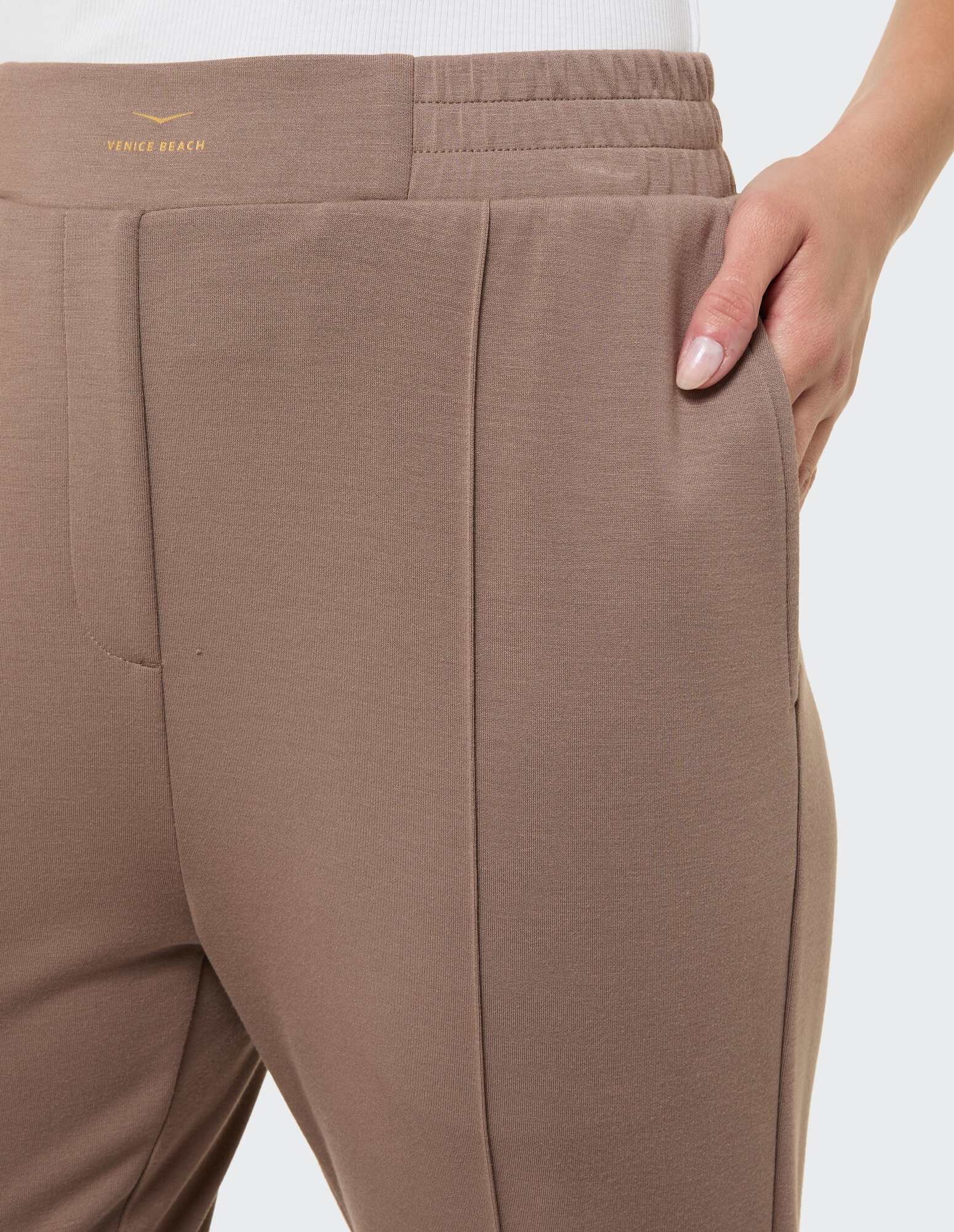Nahaufnahme einer beigefarbenen Venice Beach-Freizeithose mit Seitentaschen und elastischem Bund.