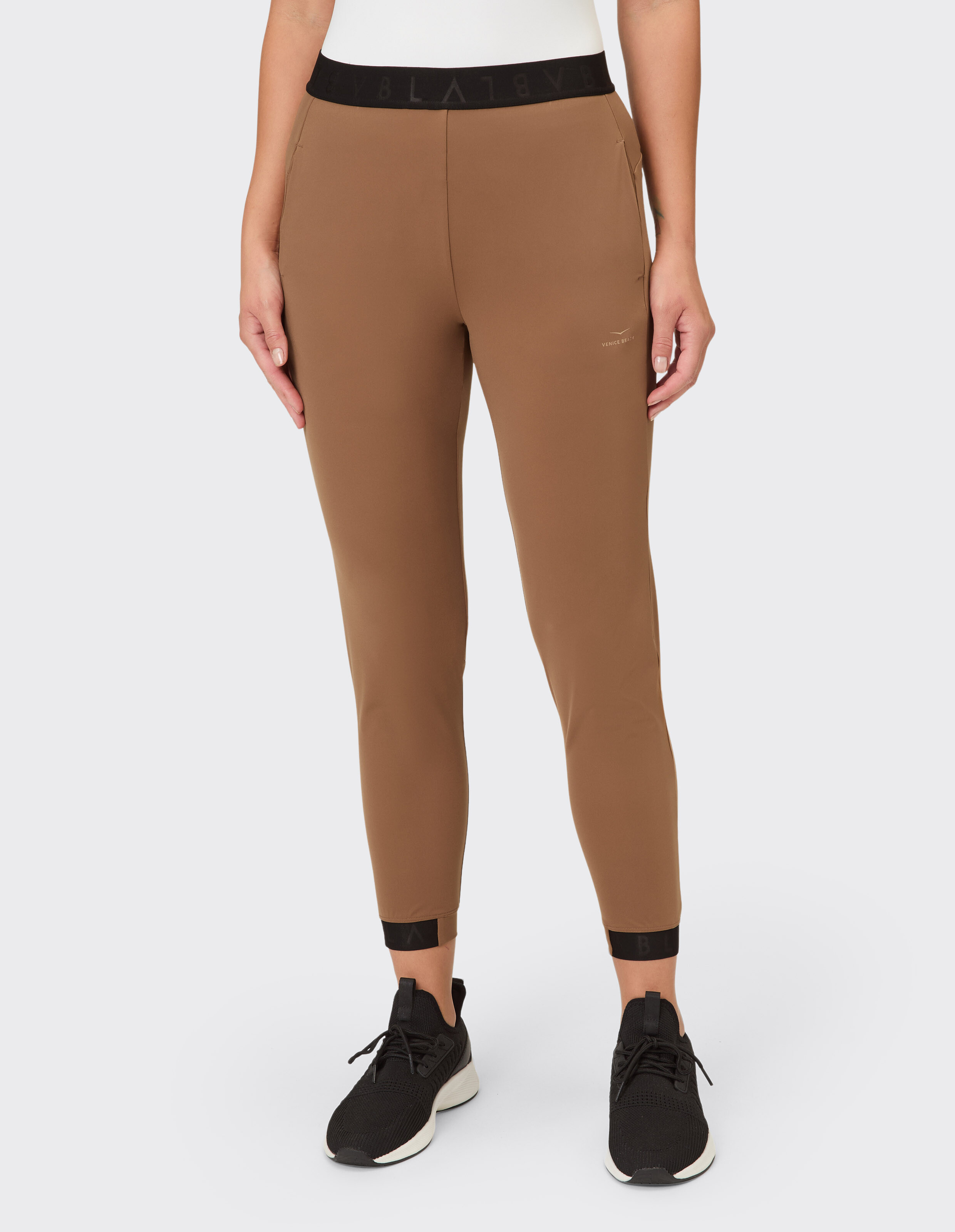 Braune, taillierte Leggings mit schwarzem Bund, perfekt für Freizeitkleidung.