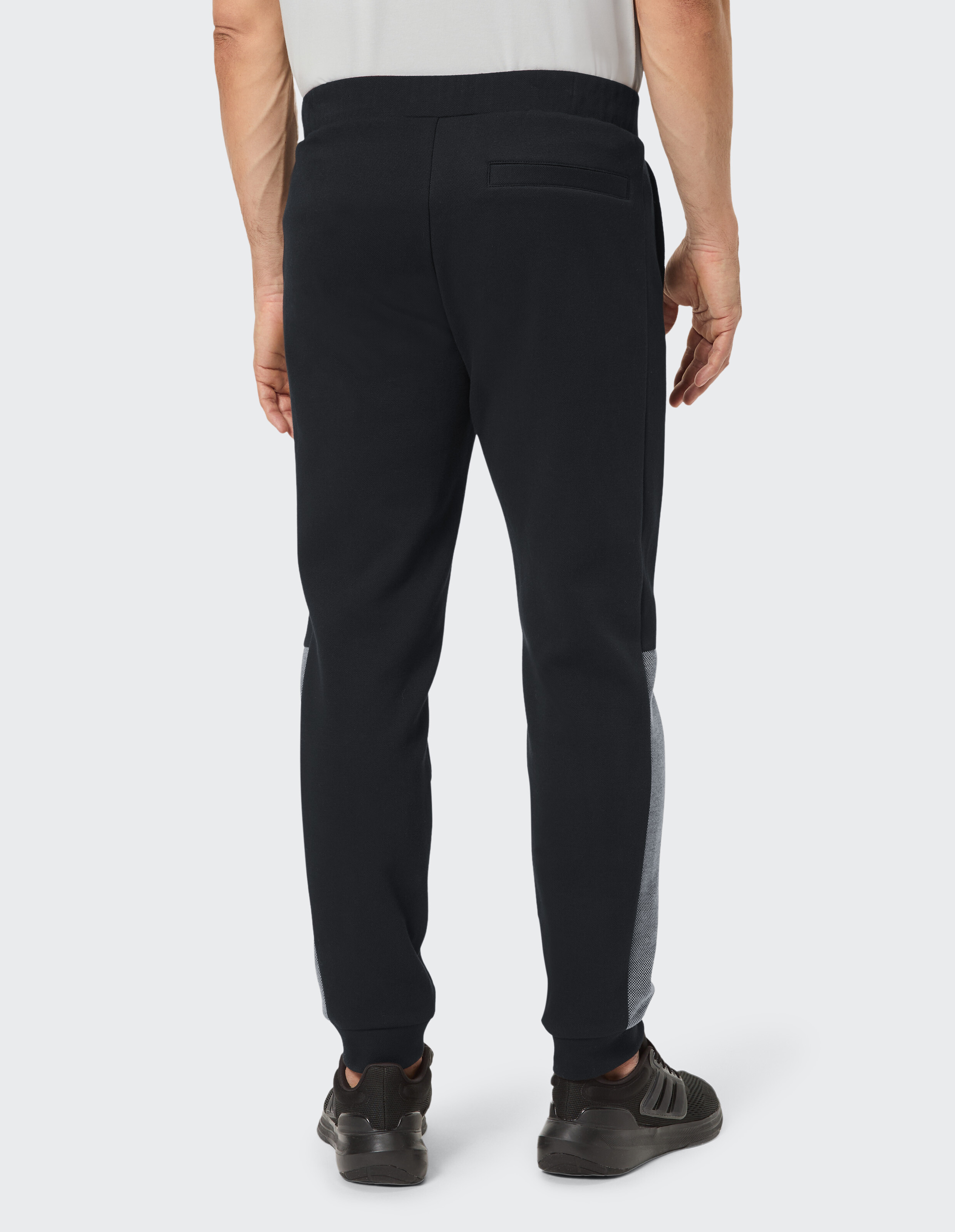 Schwarze Herren-Jogginghose mit grauen Seiteneinsätzen, perfekt für Freizeitkleidung.
