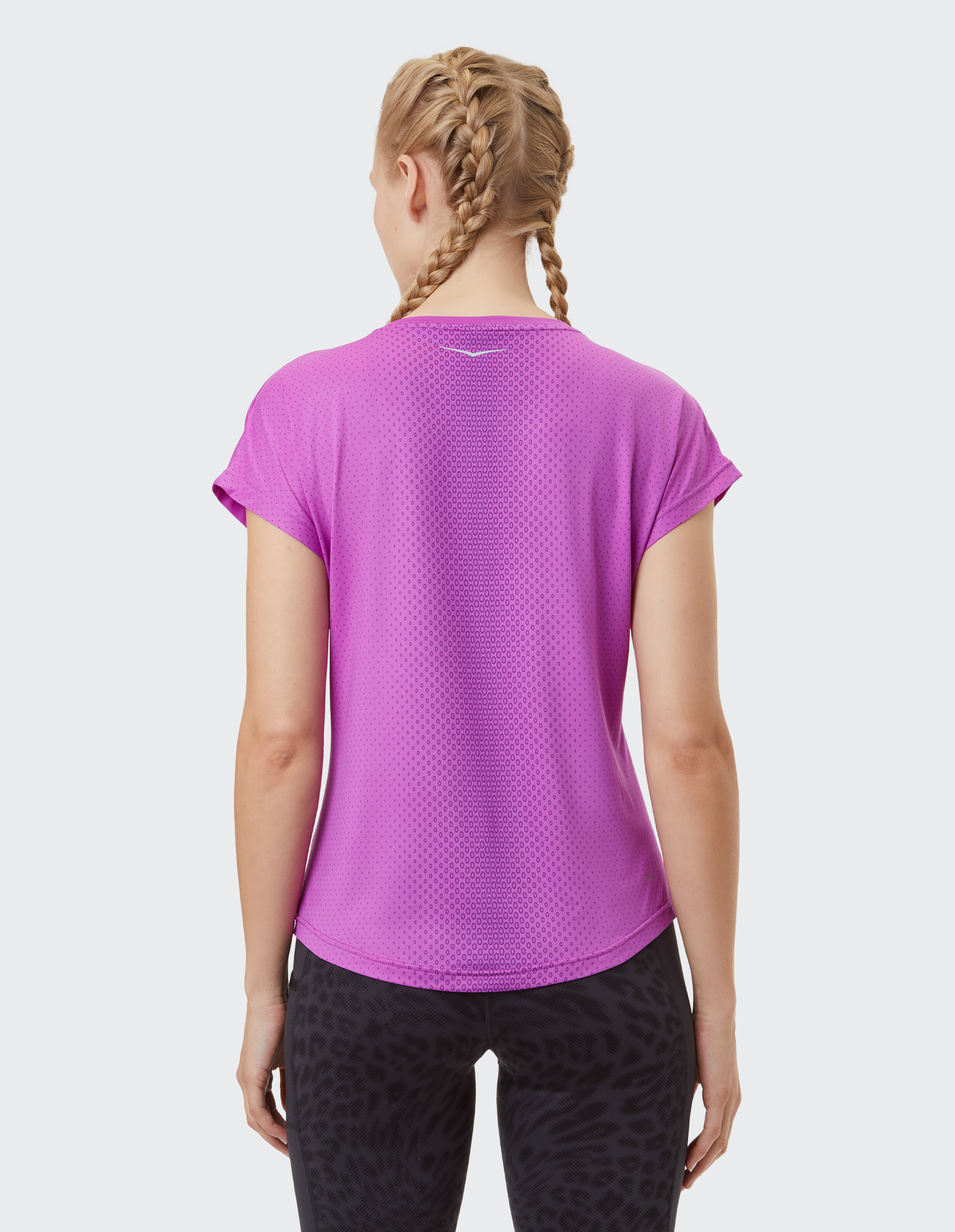 Rückansicht eines lila Kurzarmhemds von Venice Beach Berkeley mit Strukturmuster.