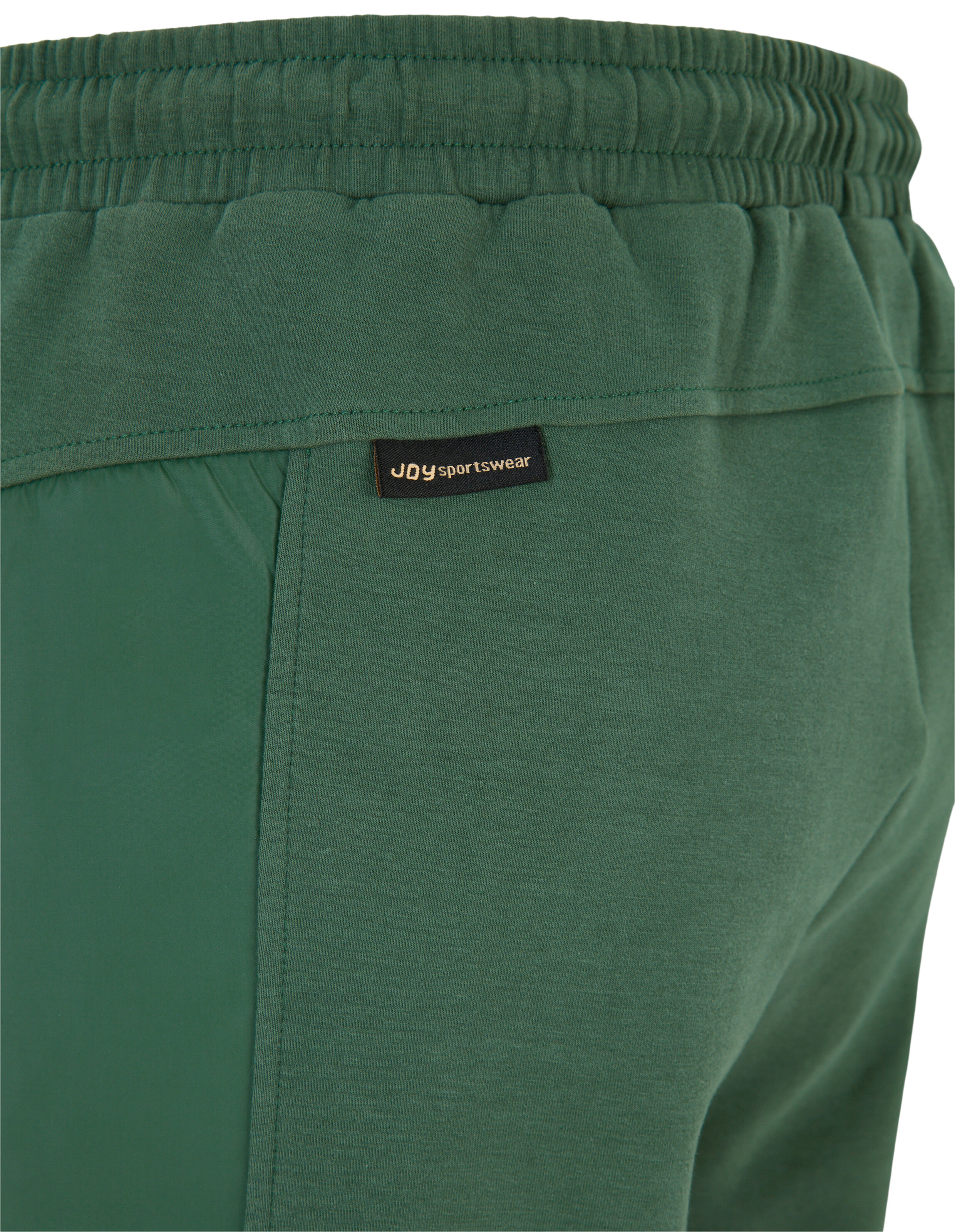 Nahaufnahme einer grünen Jogginghose mit elastischem Bund und Logodetail.