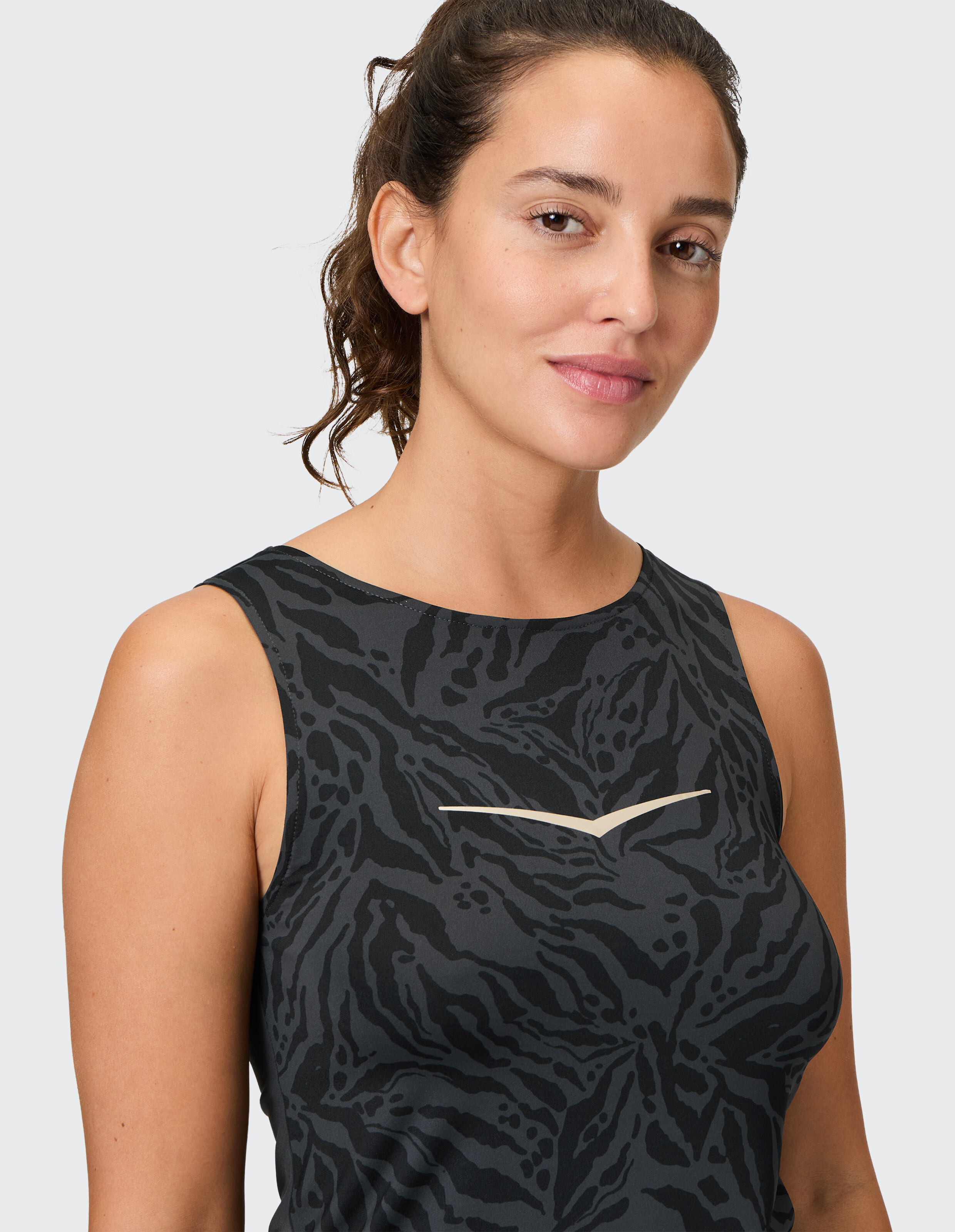 Frau trägt ein Venice Beach Tanktop Enny mit schwarz-grauem Animal-Print-Muster.