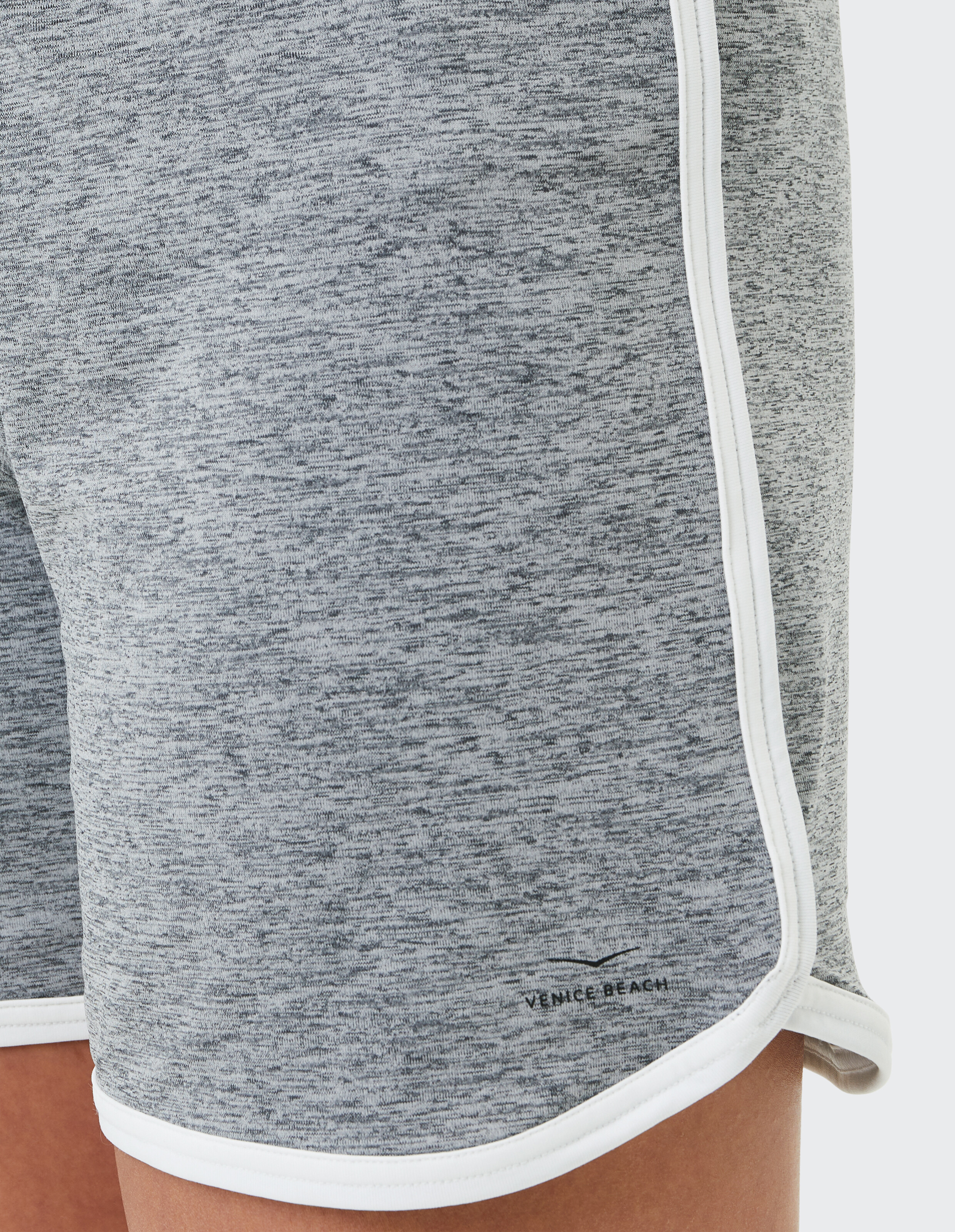 Nahaufnahme grauer Freizeitshorts mit weißem Besatz, ideal zum Faulenzen oder Reisen.