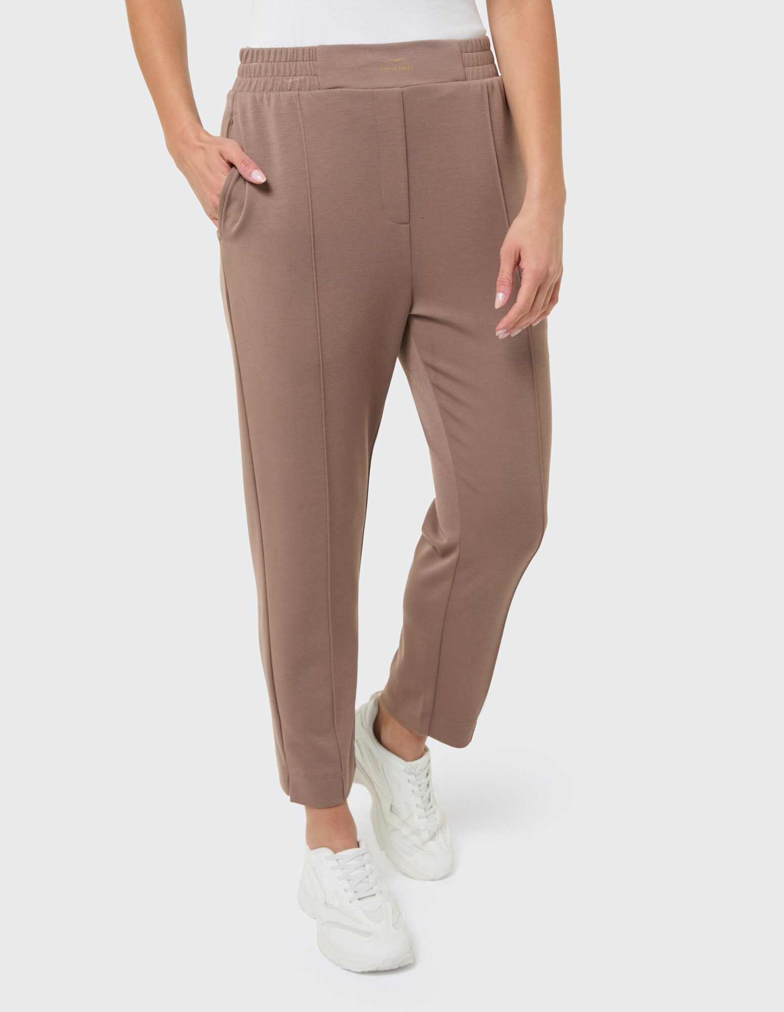 Gemütliche braune Freizeithose mit Taschen, gestylt für Komfort und Freizeit.