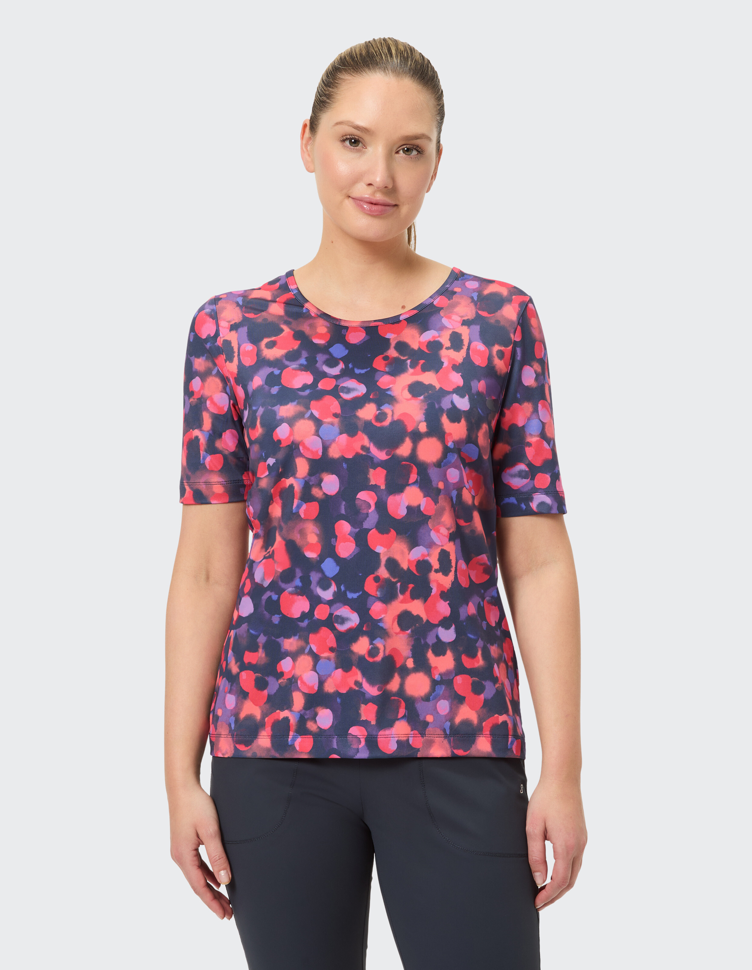 Buntes Kurzarm-Top mit abstraktem Muster, perfekt für die Freizeit.