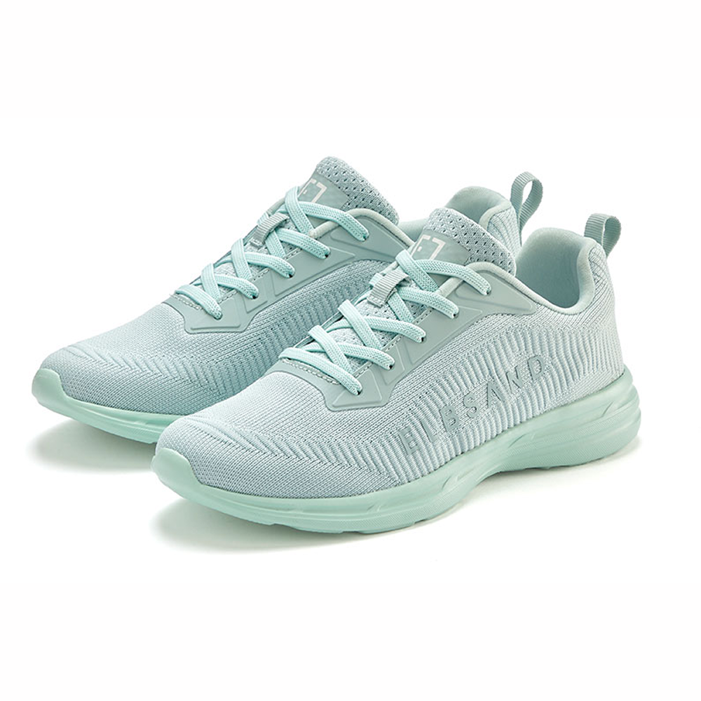 Hellblaue Freizeit-Sneaker mit strukturiertem Design und Schnürverschluss.