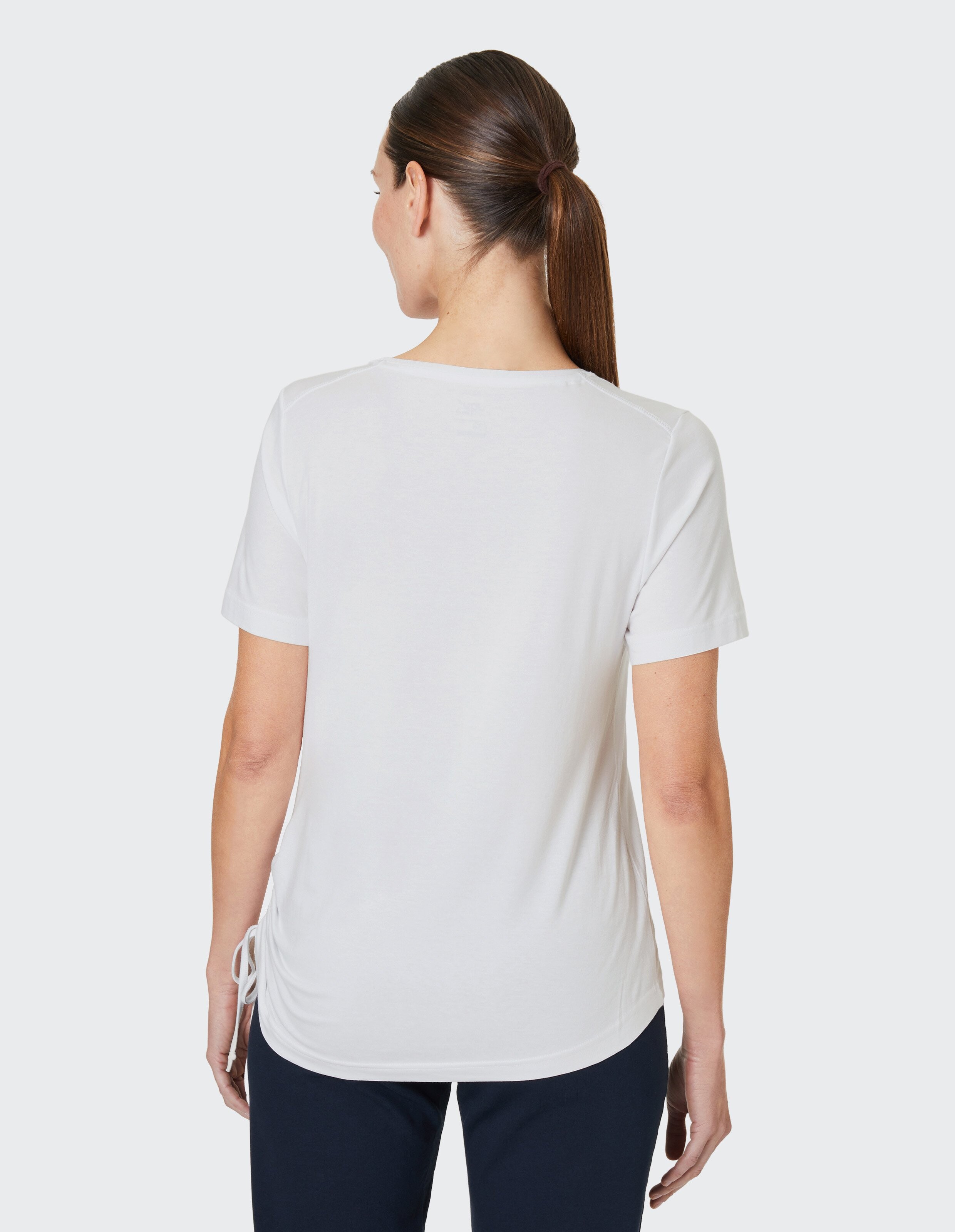 Weißes Damen-T-Shirt mit Rundhalsausschnitt und kurzen Ärmeln, links dekorativer Schnürzug, der Stoff leicht gerafft.